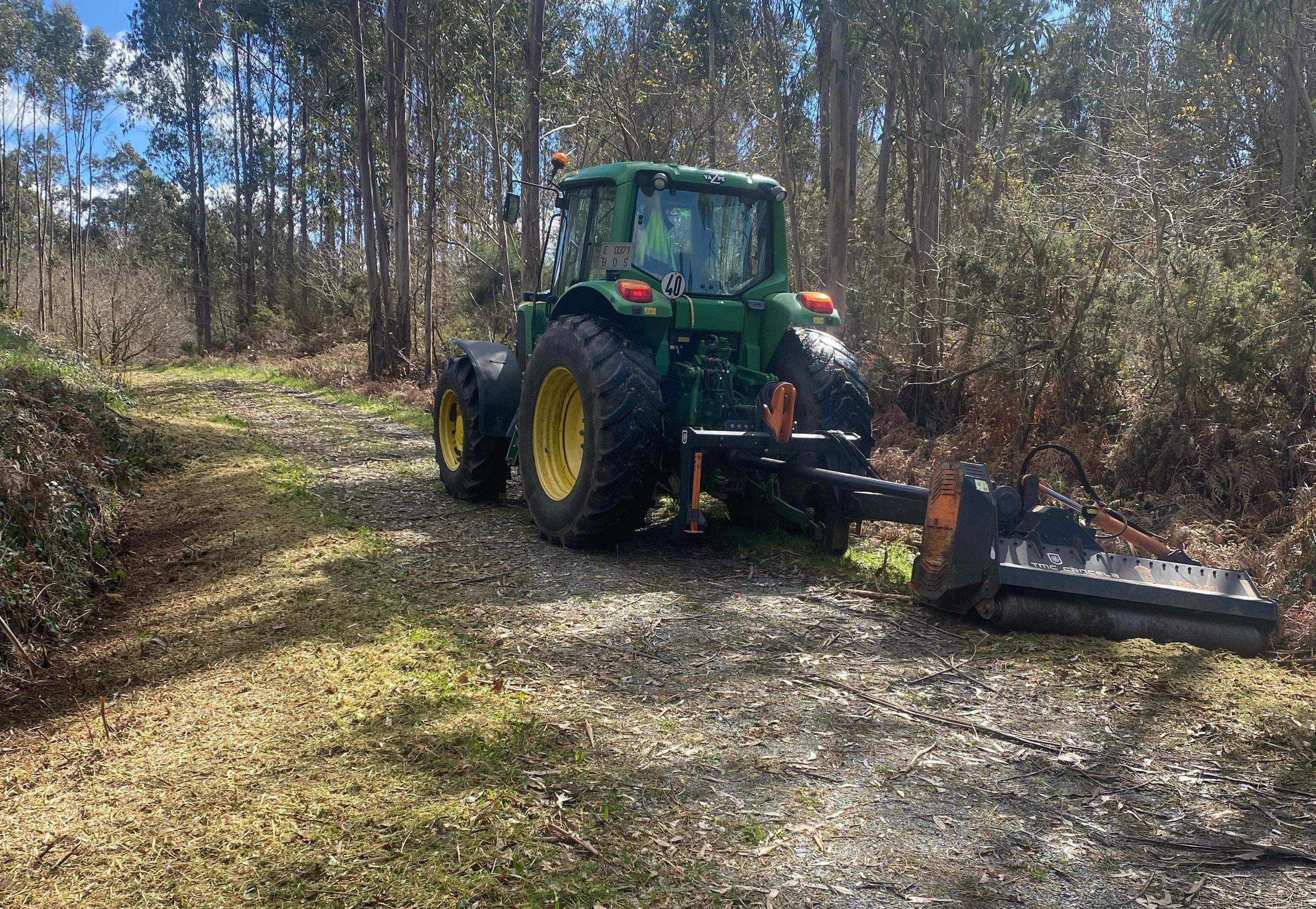 Un tractor desbrozando