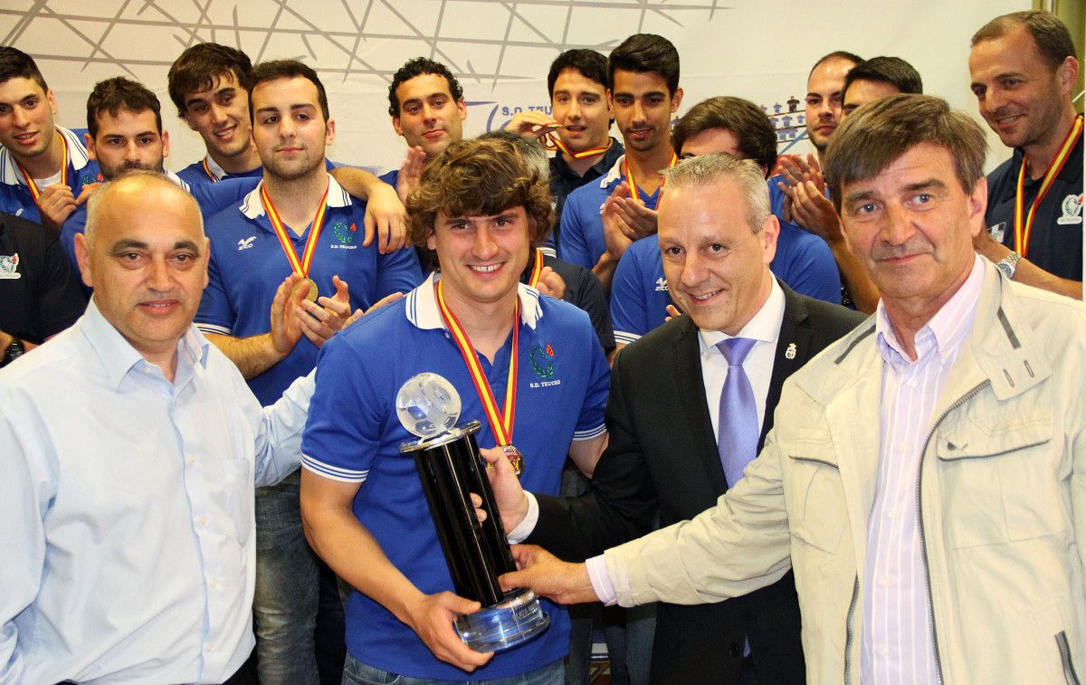 Entrega al Teucro del trofeo de campeón de la División de Honor Plata
