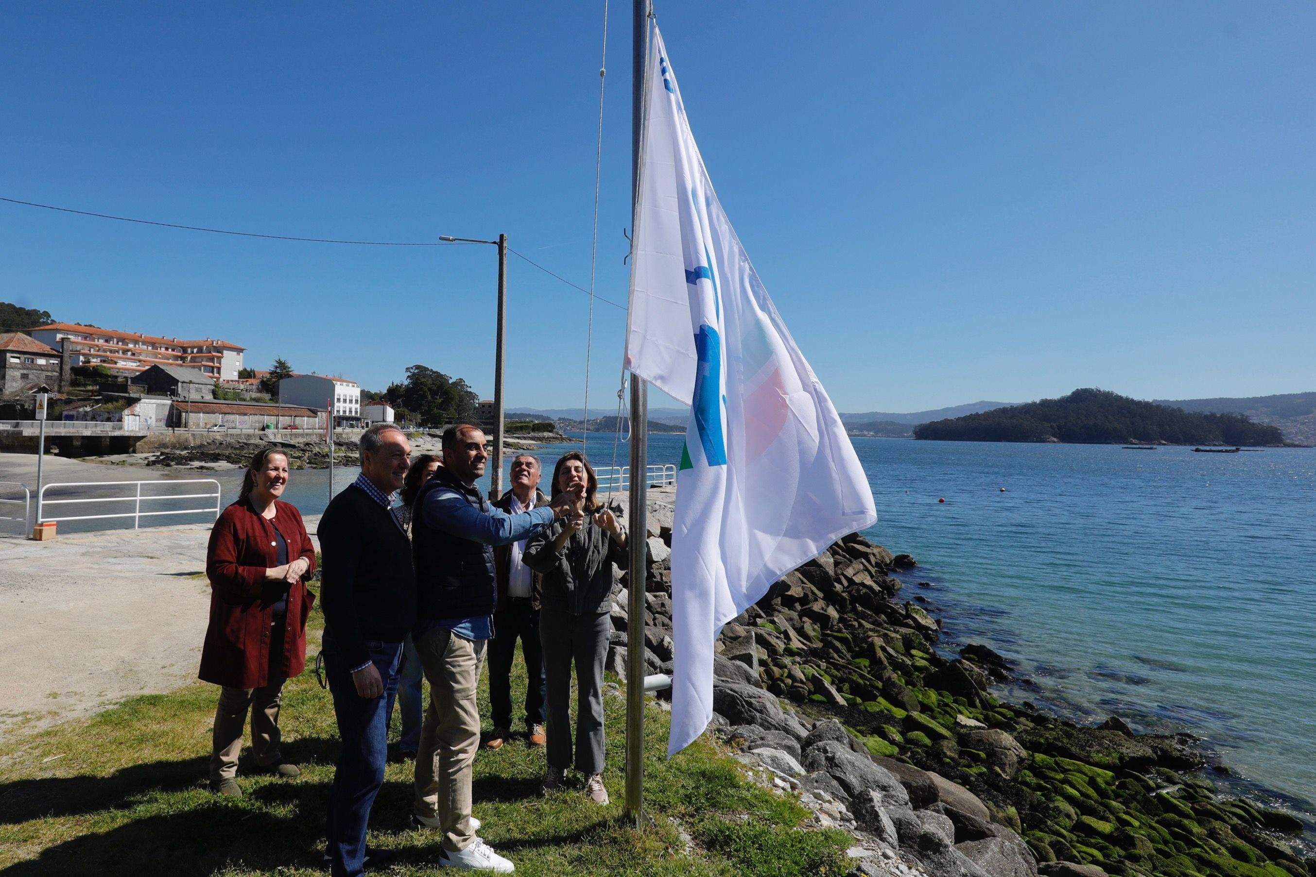 Izado de la bandera del Sendero Azul de Poio