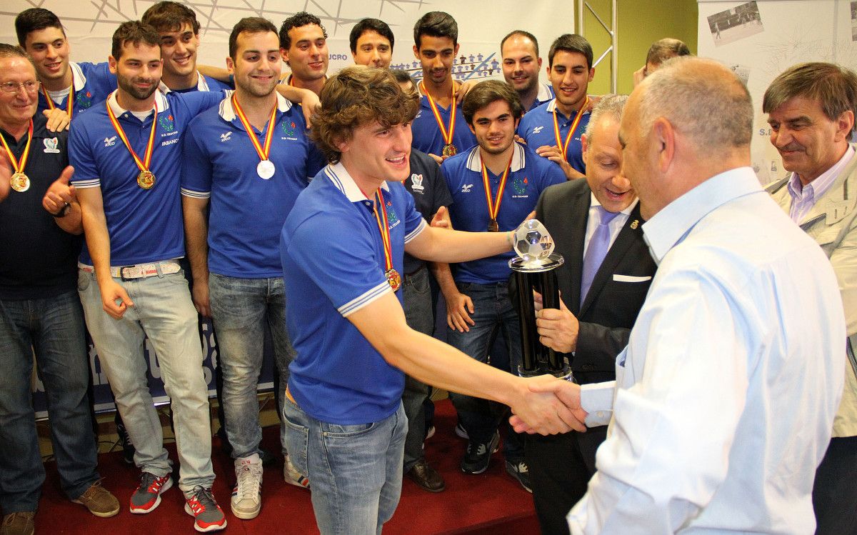 Entrega ao Teucro do trofeo de campión da División de Honra Prata