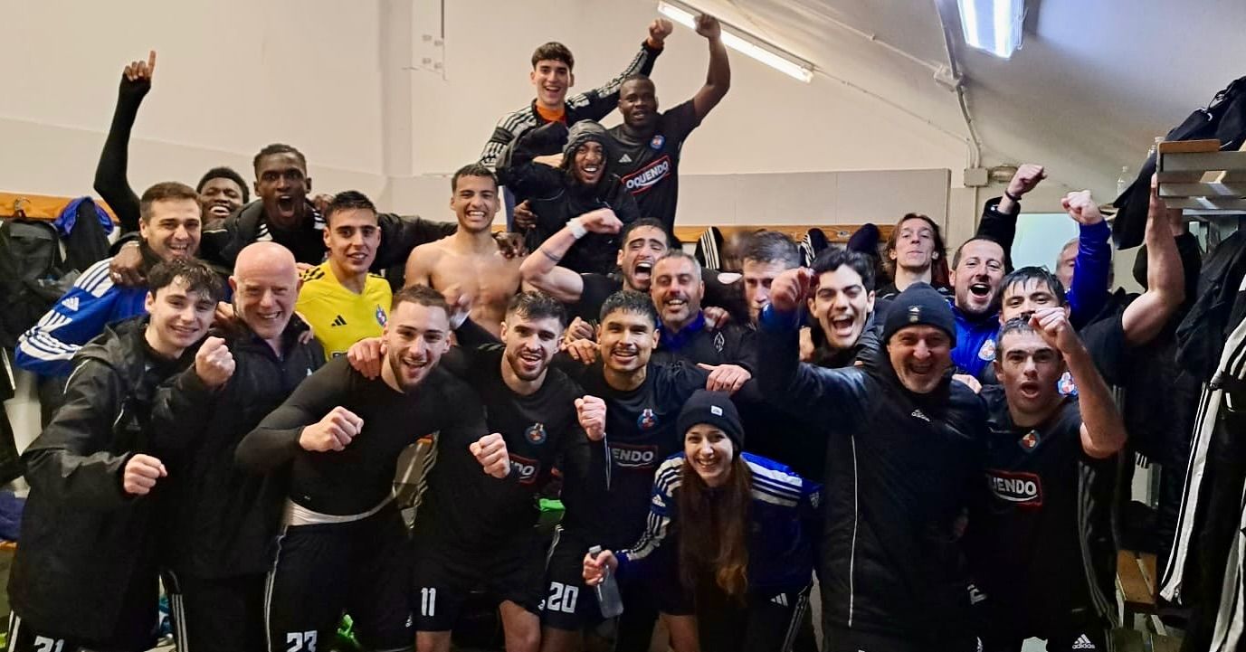 O plantel do Llanera festexa o triunfo na súa visita ao Valladolid Promesas
