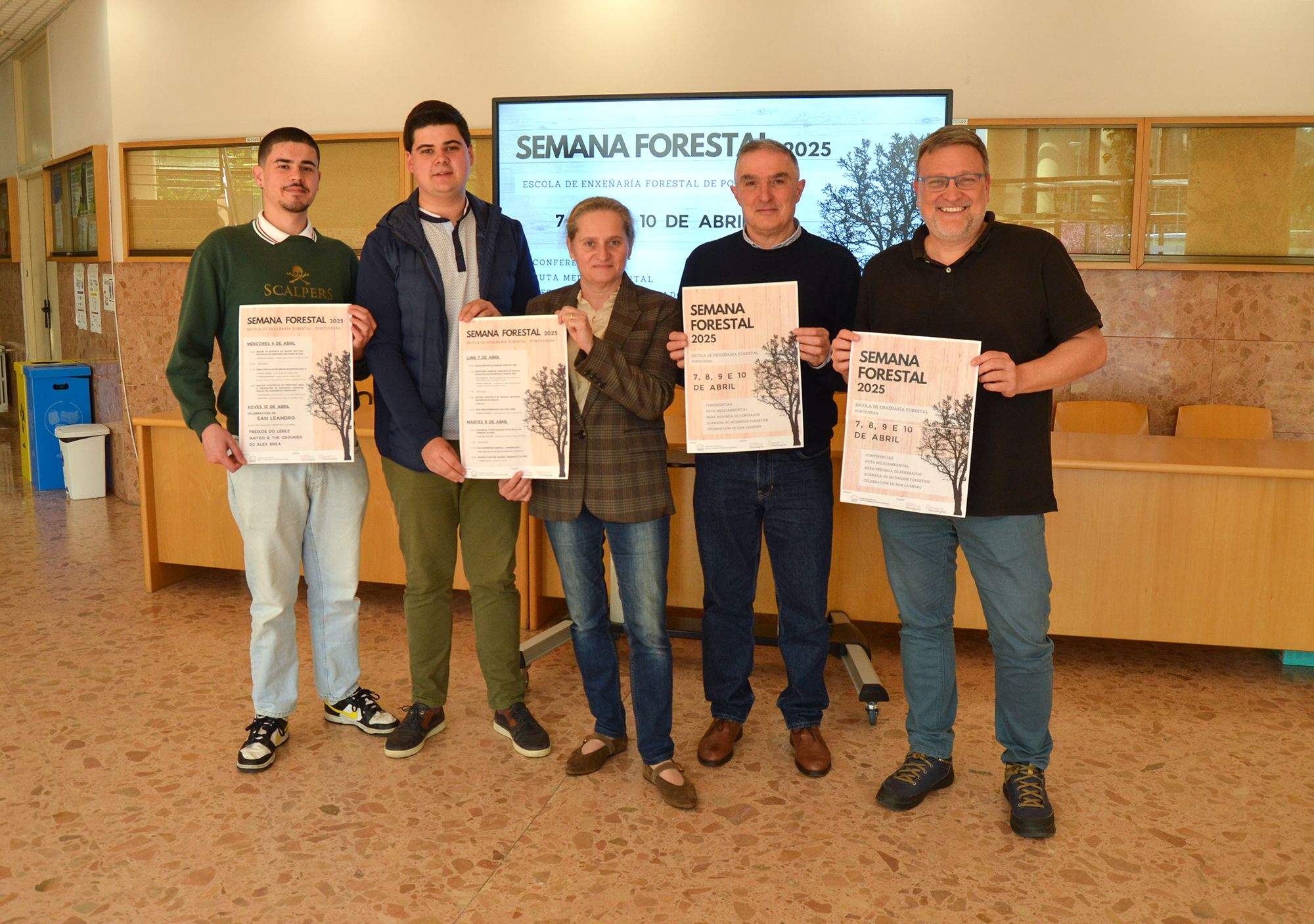 Iván Rego y Uxío Silva, junto a Ángeles Cancela, José Manuel Casas y Juan Picos, que integran la dirección de la Escola