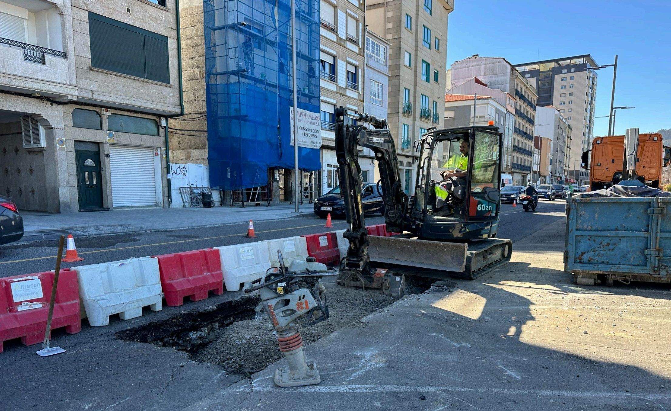 Reparación do bache na Avenida de Ourense