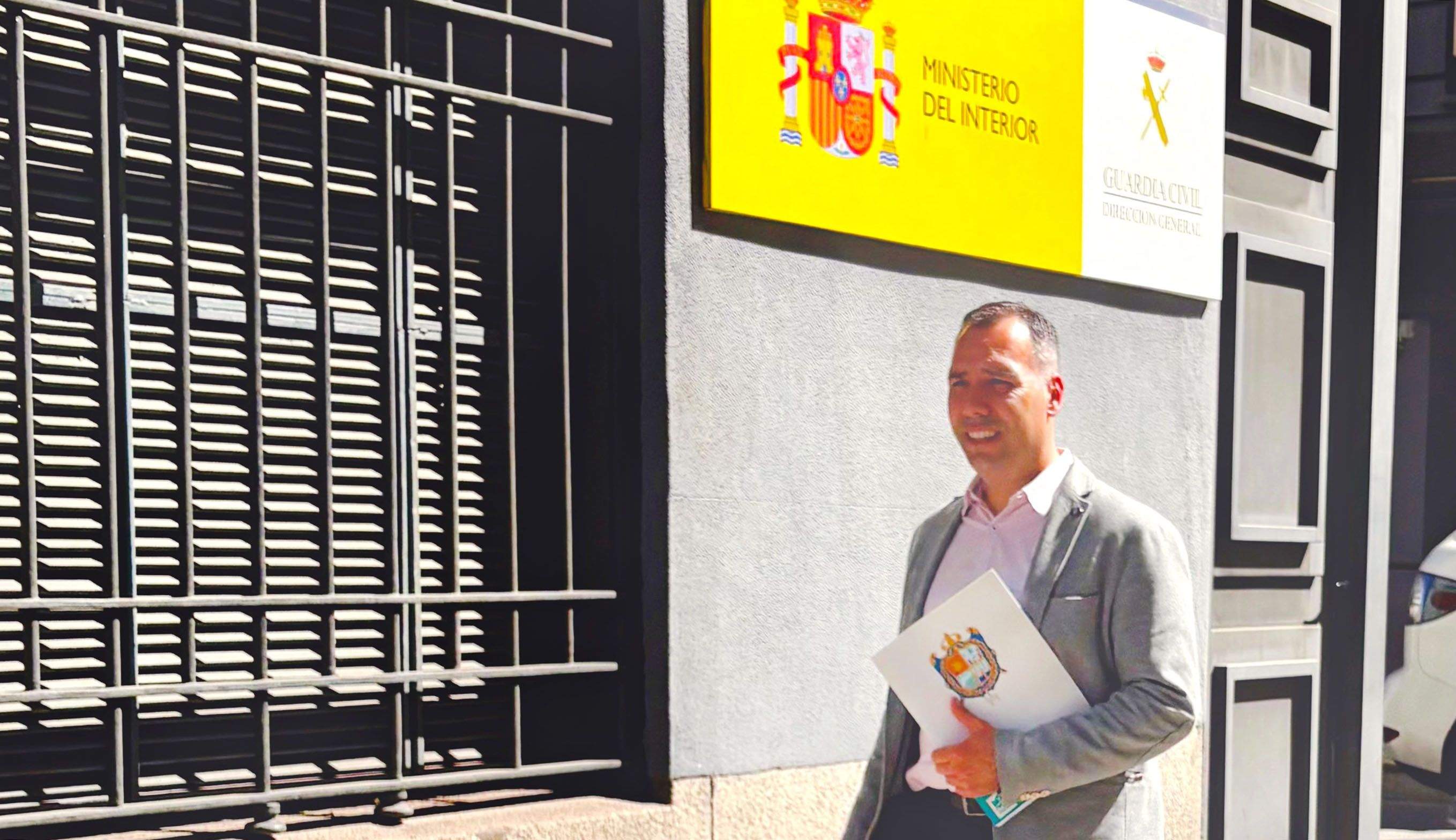 Jacobo Pérez, ante la sede de la Guardia Civil en Madrid