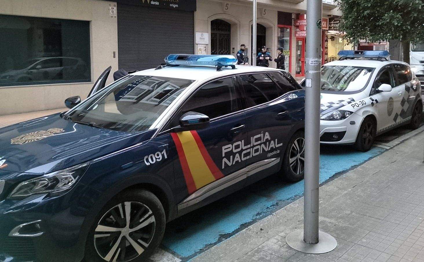 Patrullas de las policías Local y Nacional ante el narcopiso de la calle Castelao