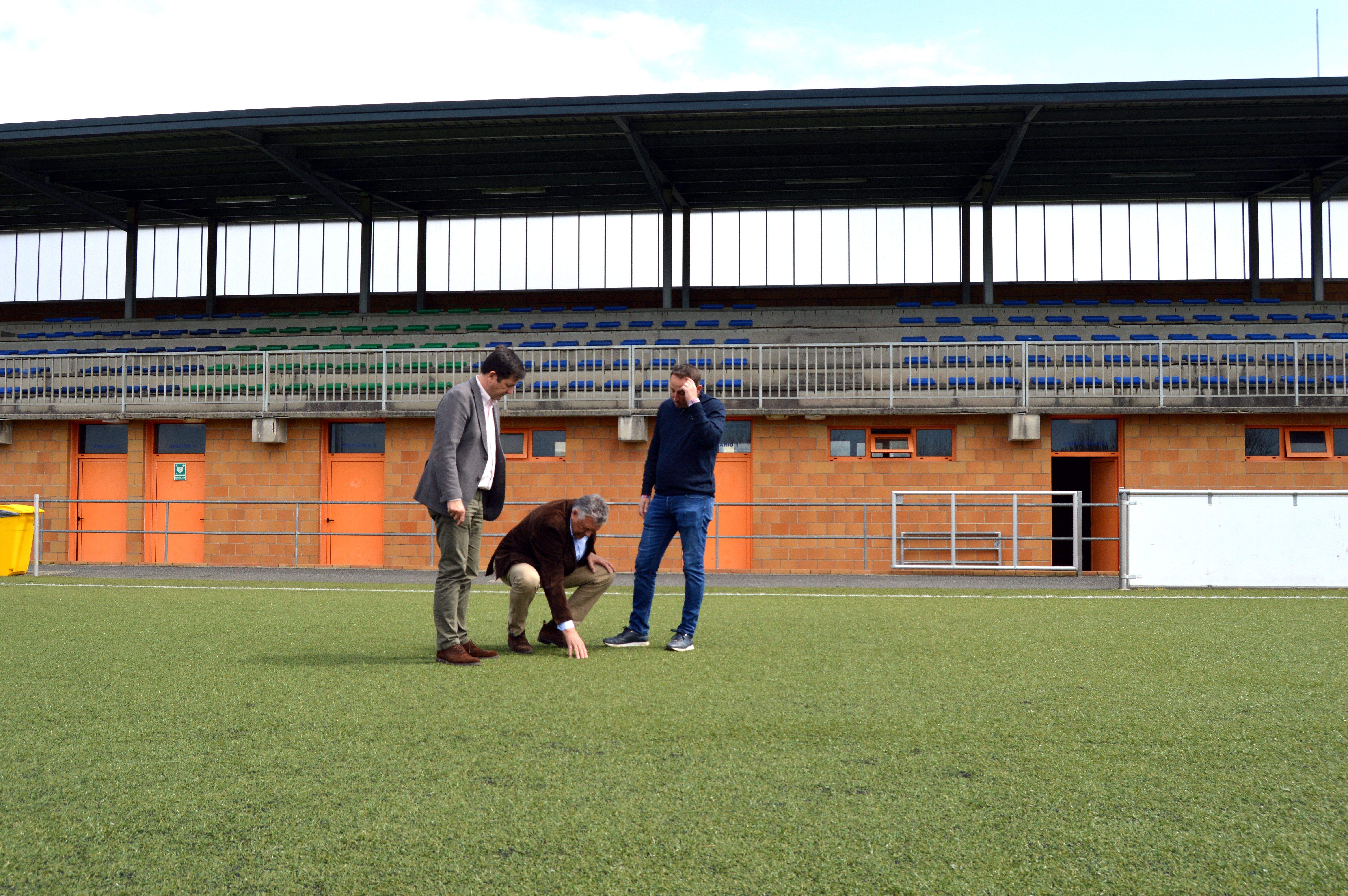 Visita de Telmo Martín al campo de fútbol de Noalla