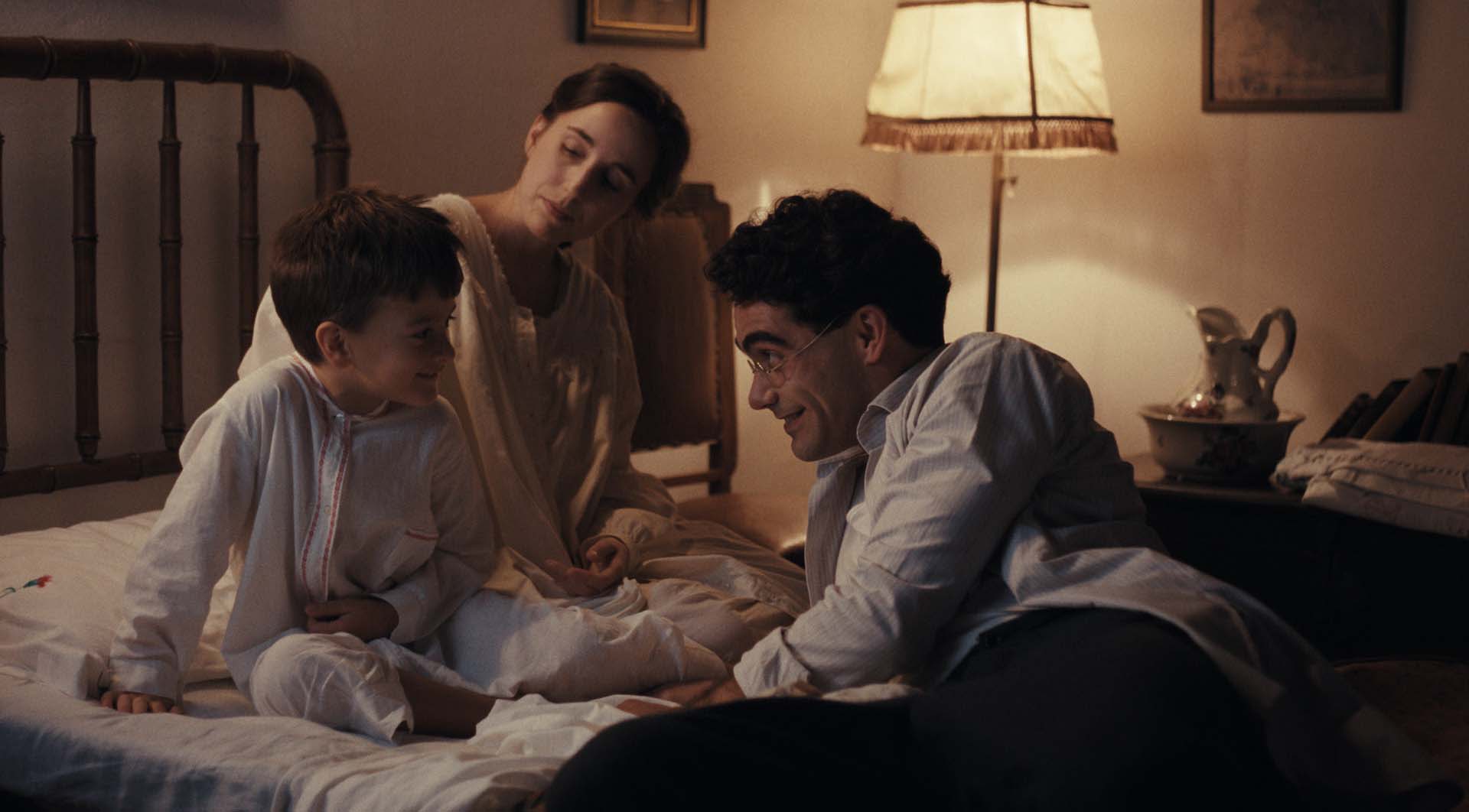 Xoán Fórneas y Cris Iglesias, como Castelao y Virxinia Pereira en la película 'Antes de nós'