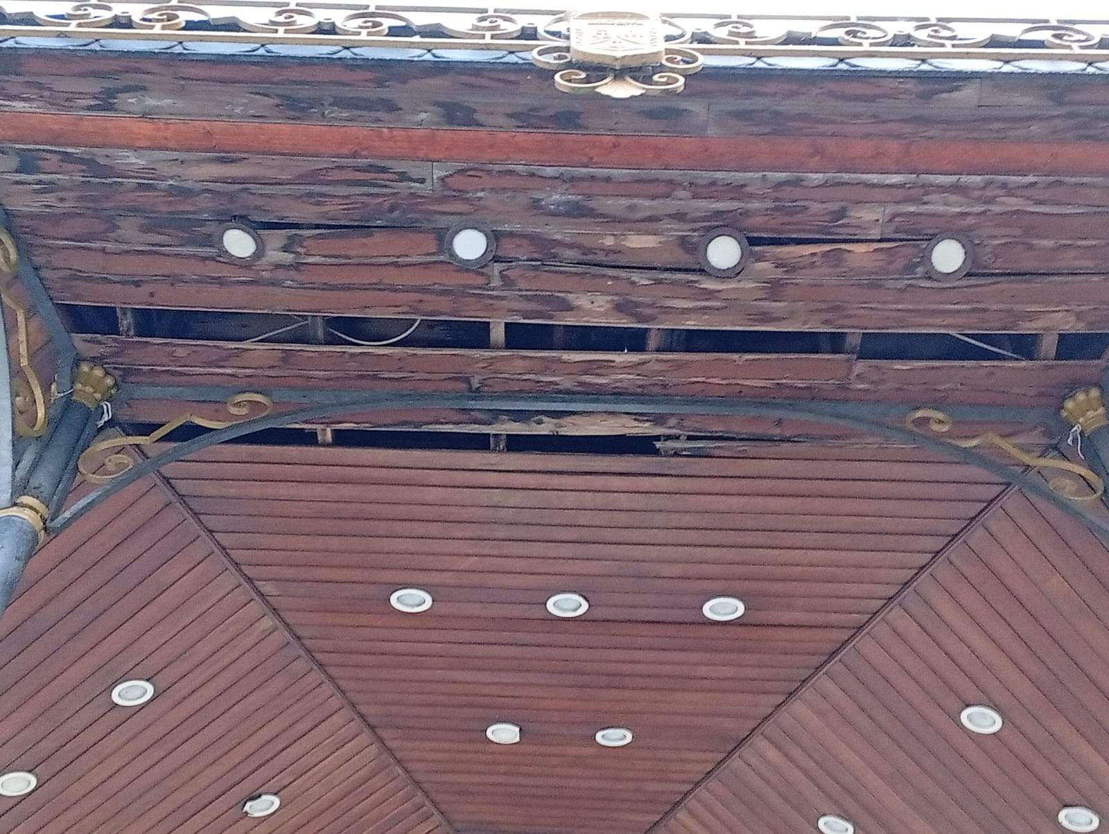 O palco de música de Marín, en mal estado