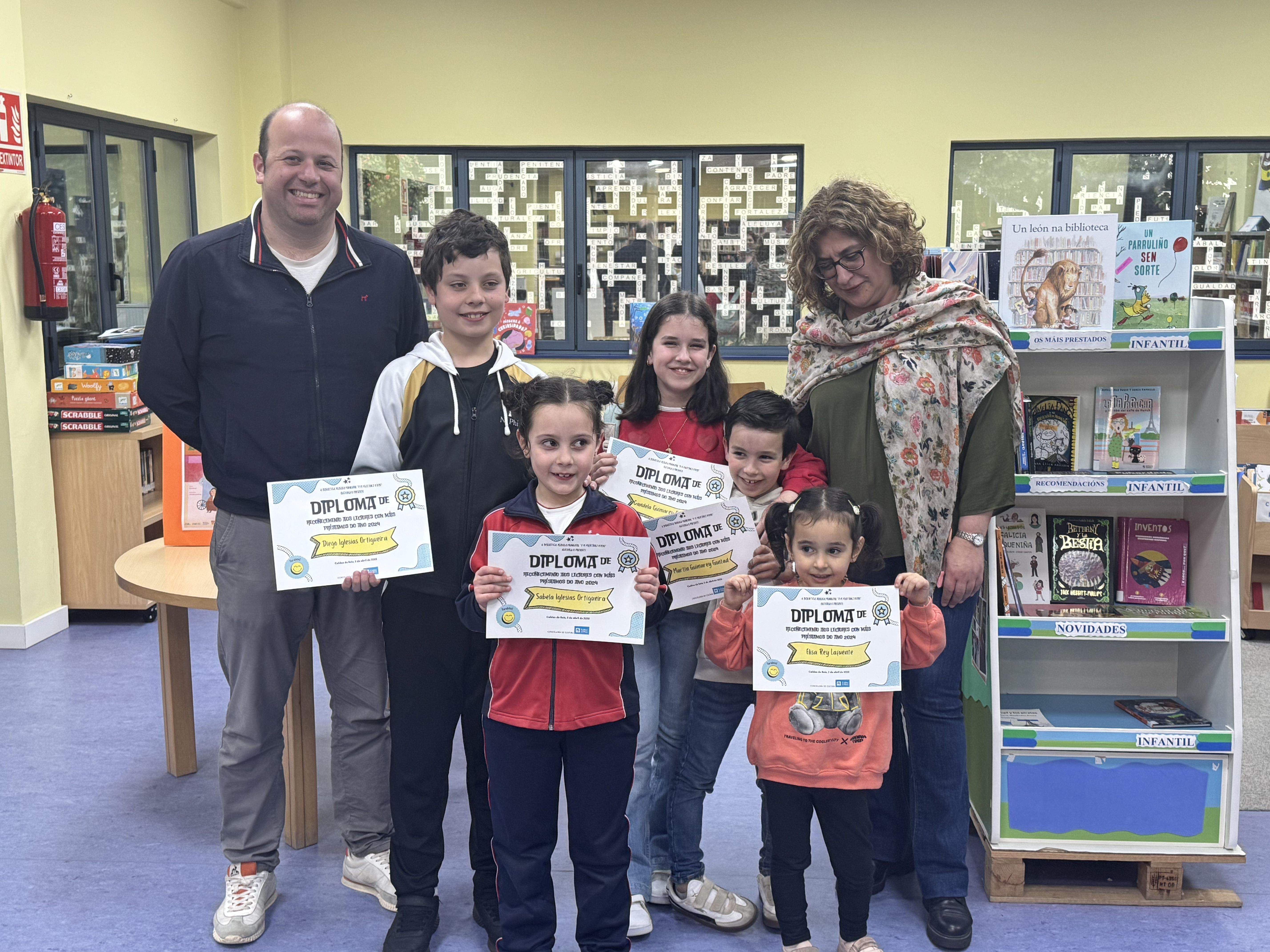 Manuel Fariña cos escolares que recibiron o diploma de grandes lectores