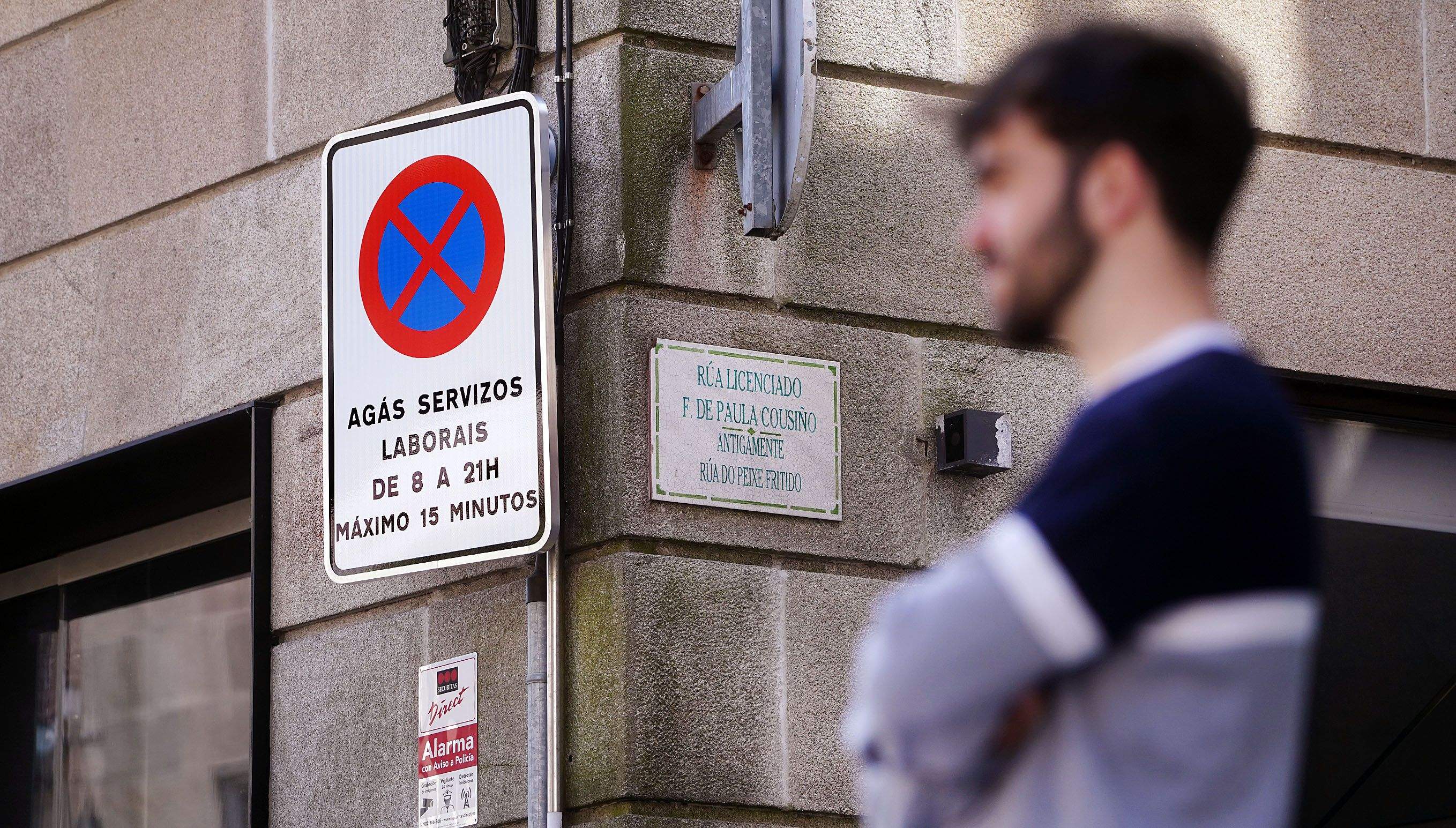 Nueva señalización de servicios en la plaza de Valentín García Escudero