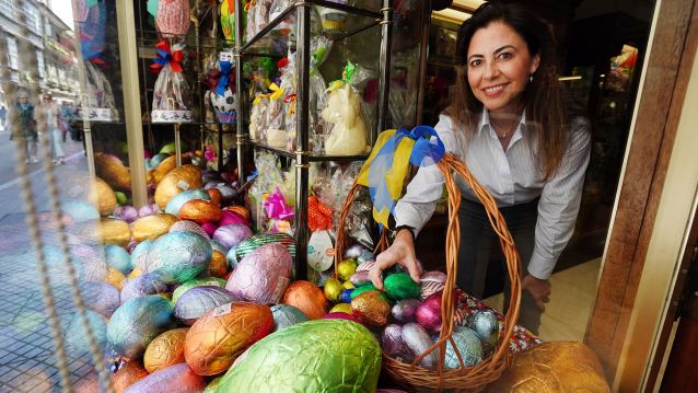 Mayka Solla se asoma al escaparate de Confitería Solla, que ya luce los tradicionales y coloridos huevos de Pascua Mayka Solla se asoma al escaparate de Confitería Solla, que ya luce los tradicionales y coloridos huevos de Pascua
