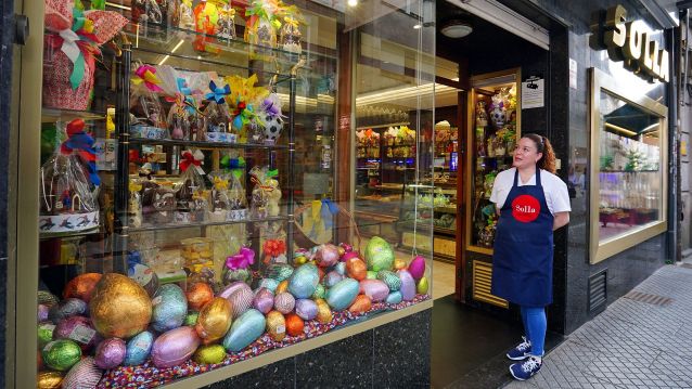 El escaparate de Confitería Solla, en Michelena 7, ya luce una variedad de figuritas y huevos de chocolate El escaparate de Confitería Solla, en Michelena 7, ya luce una variedad de figuritas y huevos de chocolate
