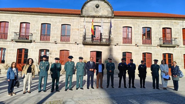 Foto dos participantes na Xunta Local de Seguridade de Poio