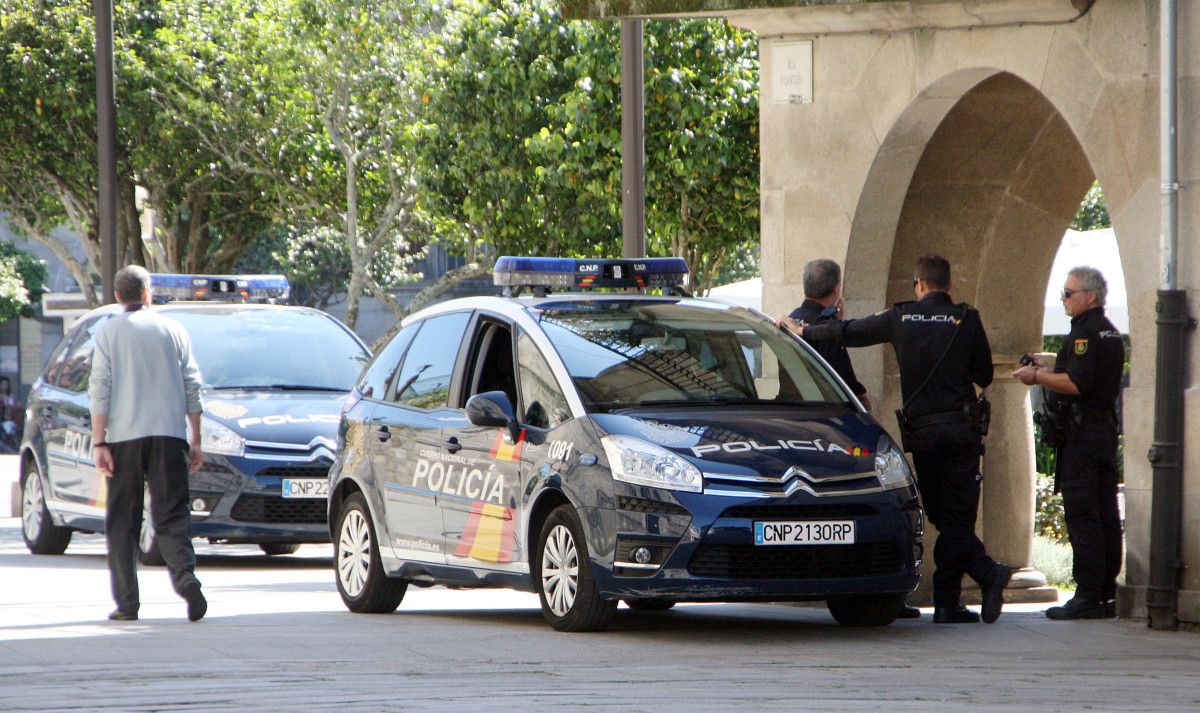 Policía Nacional no centro histórico de Pontevedra 