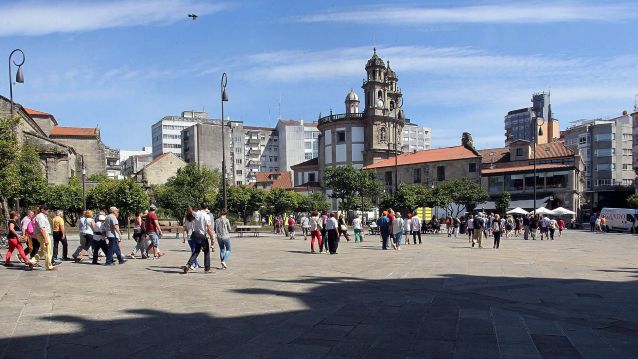 Turistas en la plaza de A Ferrería Turistas en la plaza de A Ferrería