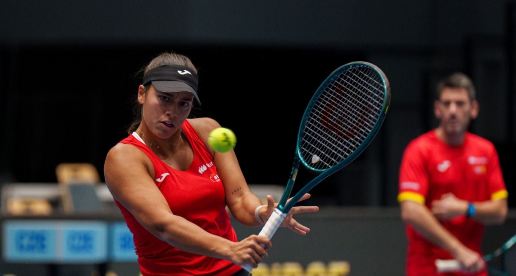 Jéssica Bouzas entrenando en la Billie Jean King Cup
