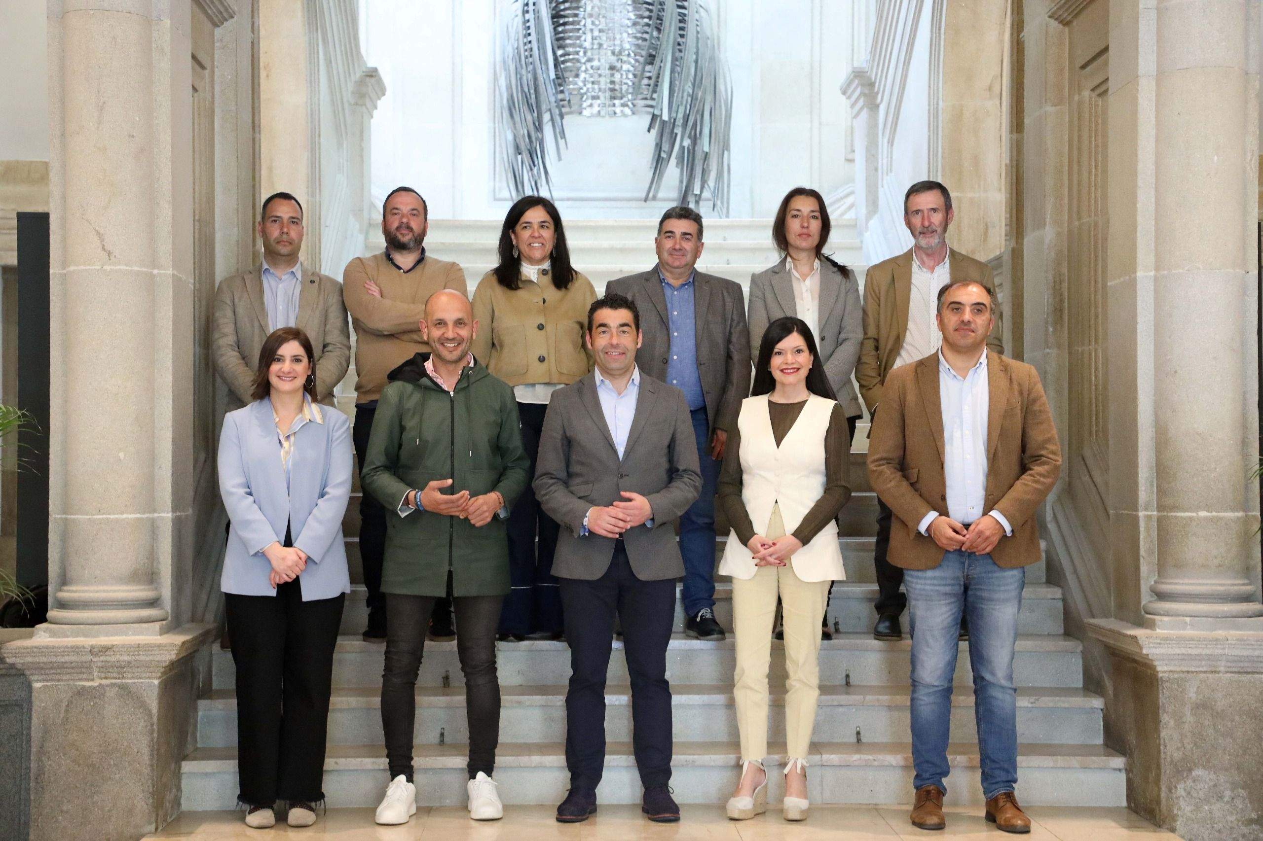 O presidente da Deputación cos alcaldes dos doce concellos da provincia polos que pasa a autoestrada AP 9 e que delegaron nesta administración a recadación do IBI.