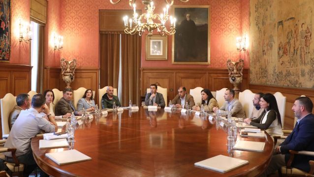 Reunión de Luis López cos alcaldes Reunión de Luis López cos alcaldes