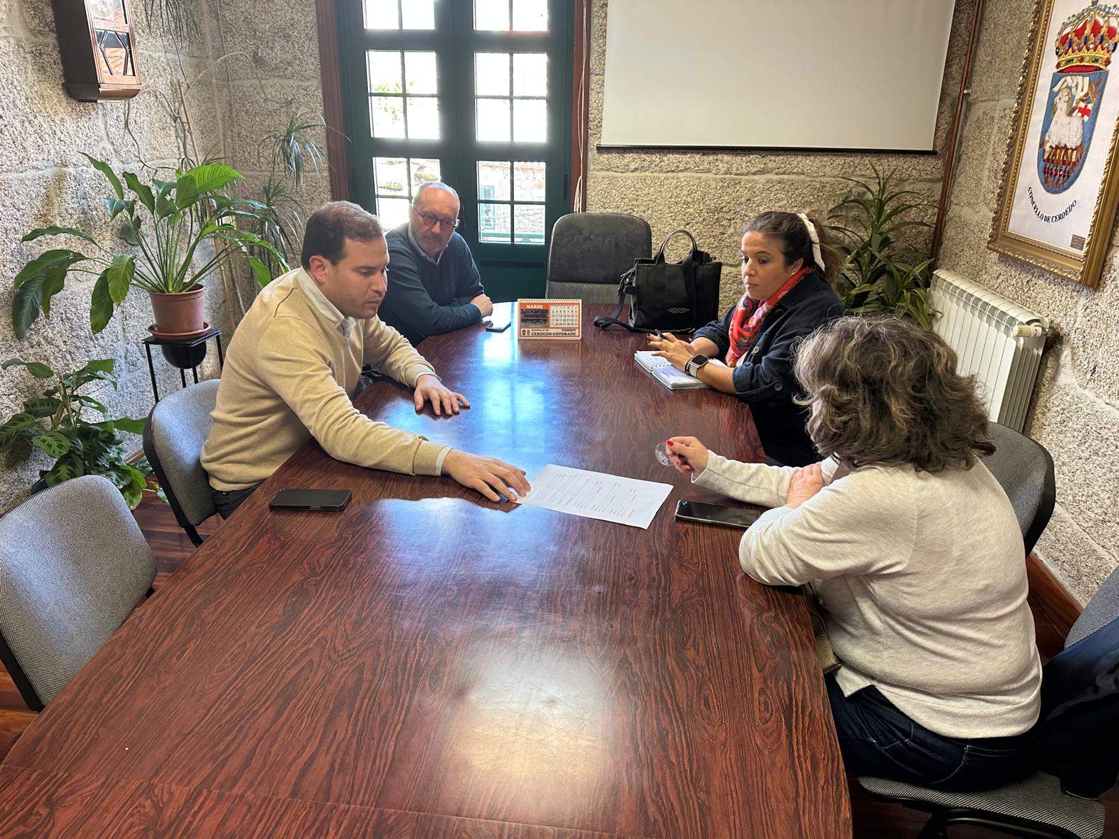 Jorge Cubela cos directores dos tres centros educativos de Cerdedo Cotobade