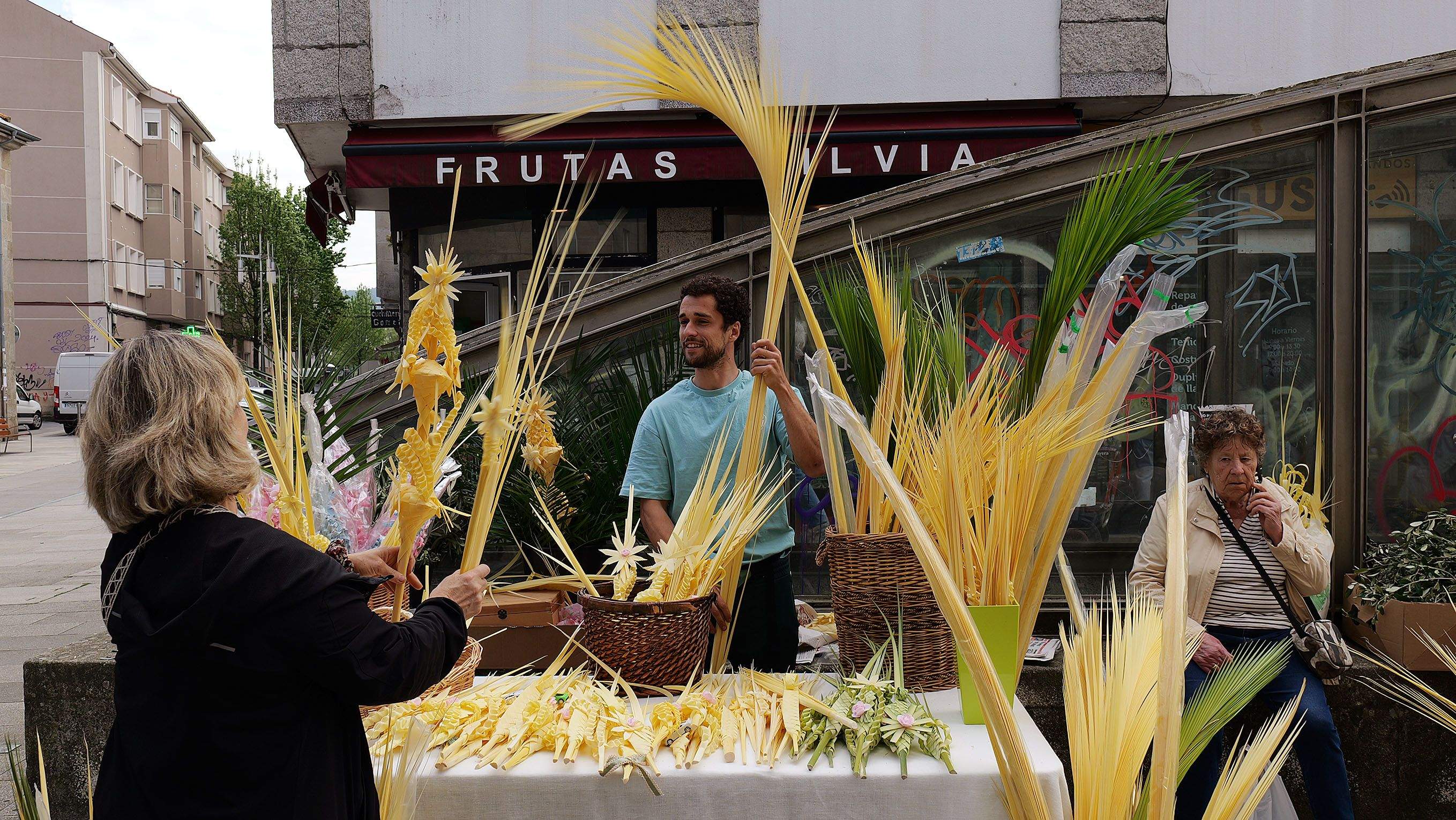 Puestos de venta de palmas frente al Mercado