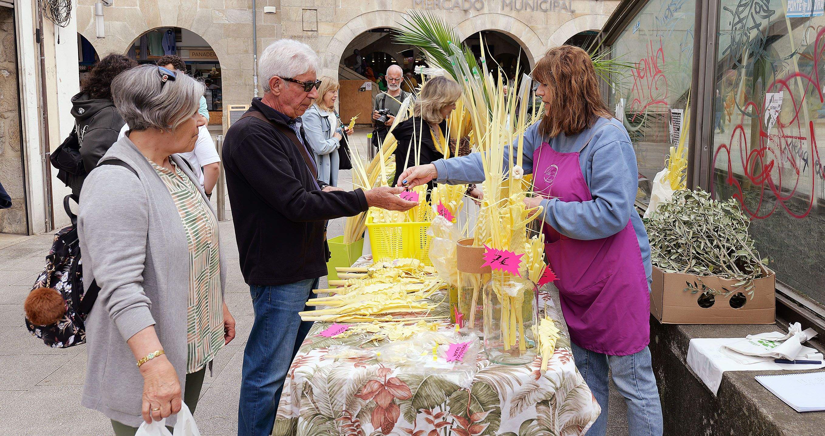 Puestos de venta de palmas frente al Mercado
