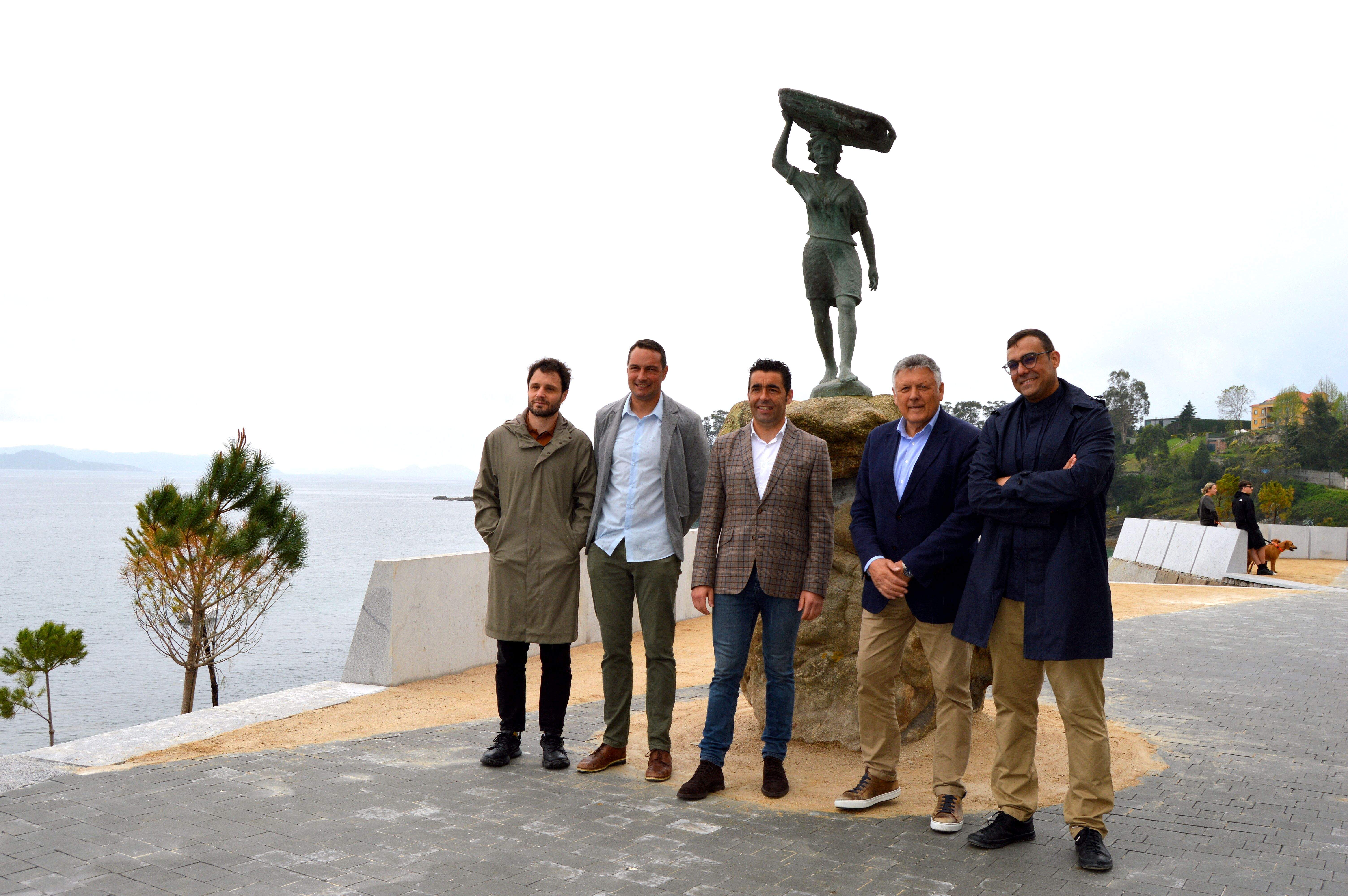 Escultura da Peixeira no reformado miradoiro de Portonovo