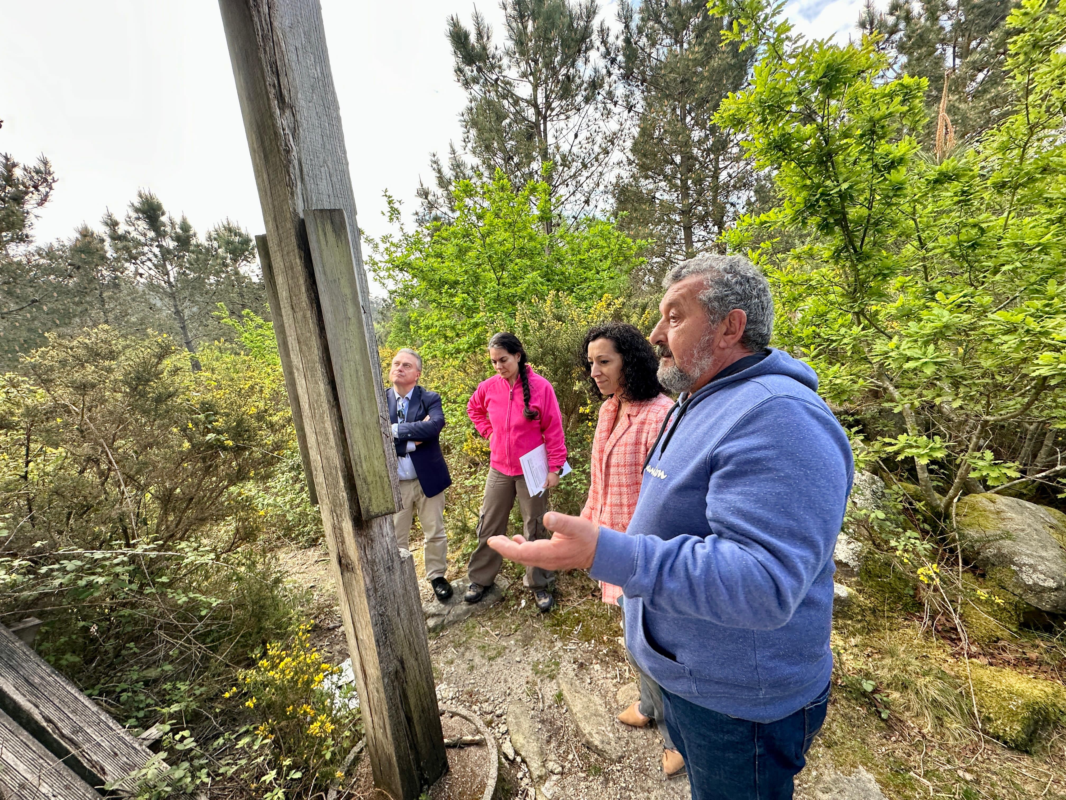 Concejales de Marín con el presidente de la comunidad de montes de Santomé de Piñeiro, Daniel Rosales