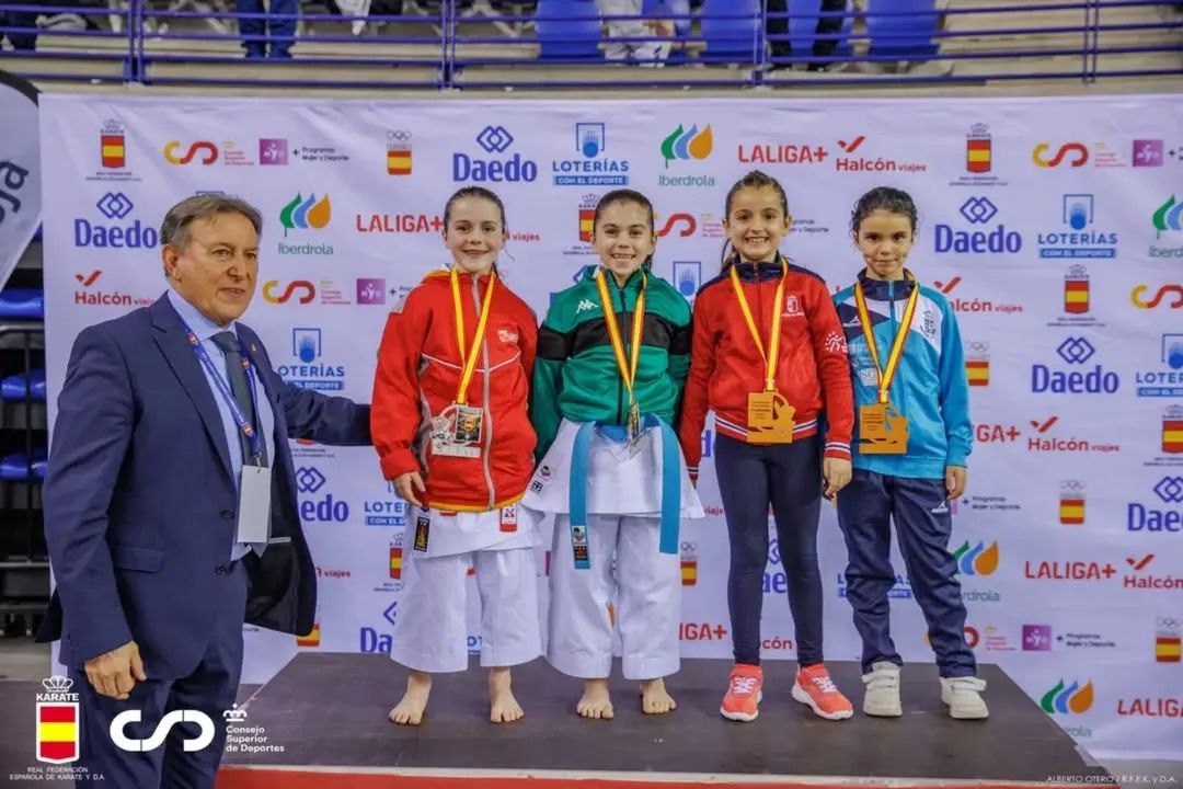 Ariadna Álvarez, en el podio del Campeonato de España Infantil de Karate