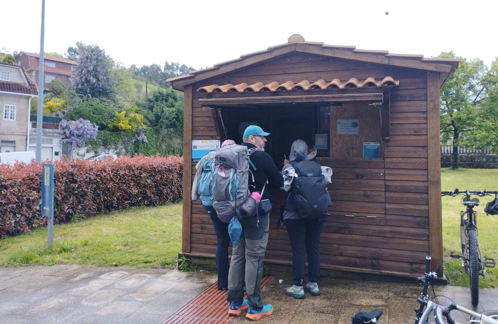 Turistas na oficina de turismo de Soutomaior