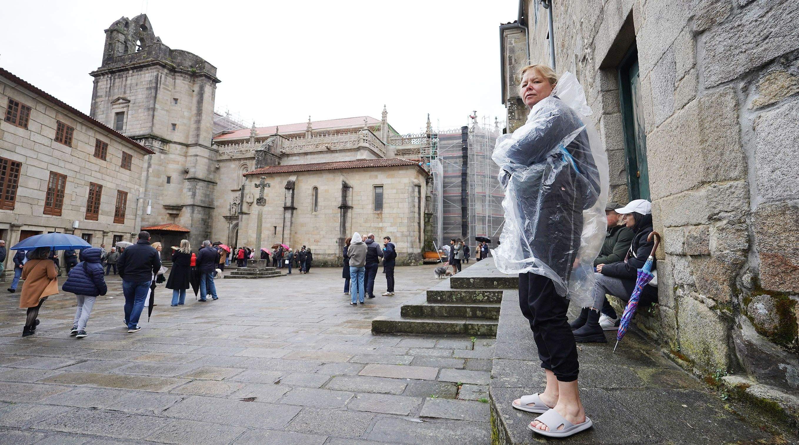 Persoas na contorna da Basílica de Santa María que agardaban pola procesión