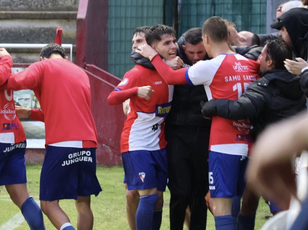O Arosa festexa o gol de Concheiro que lle deu o triunfo contra o Viveiro