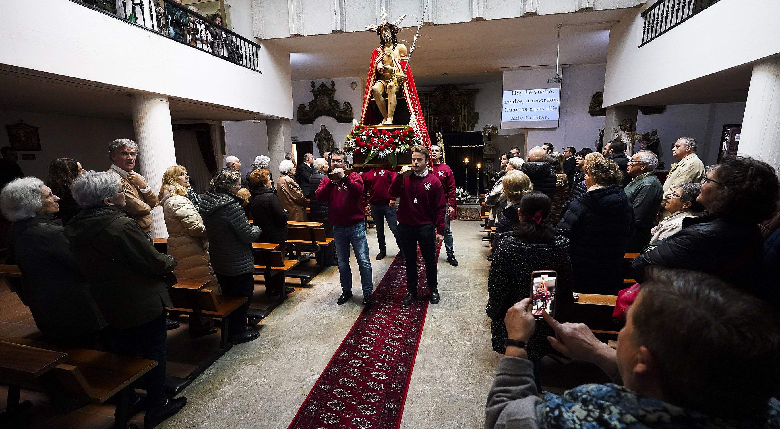 Misa de Sábado Santo na igrexa do Burgo