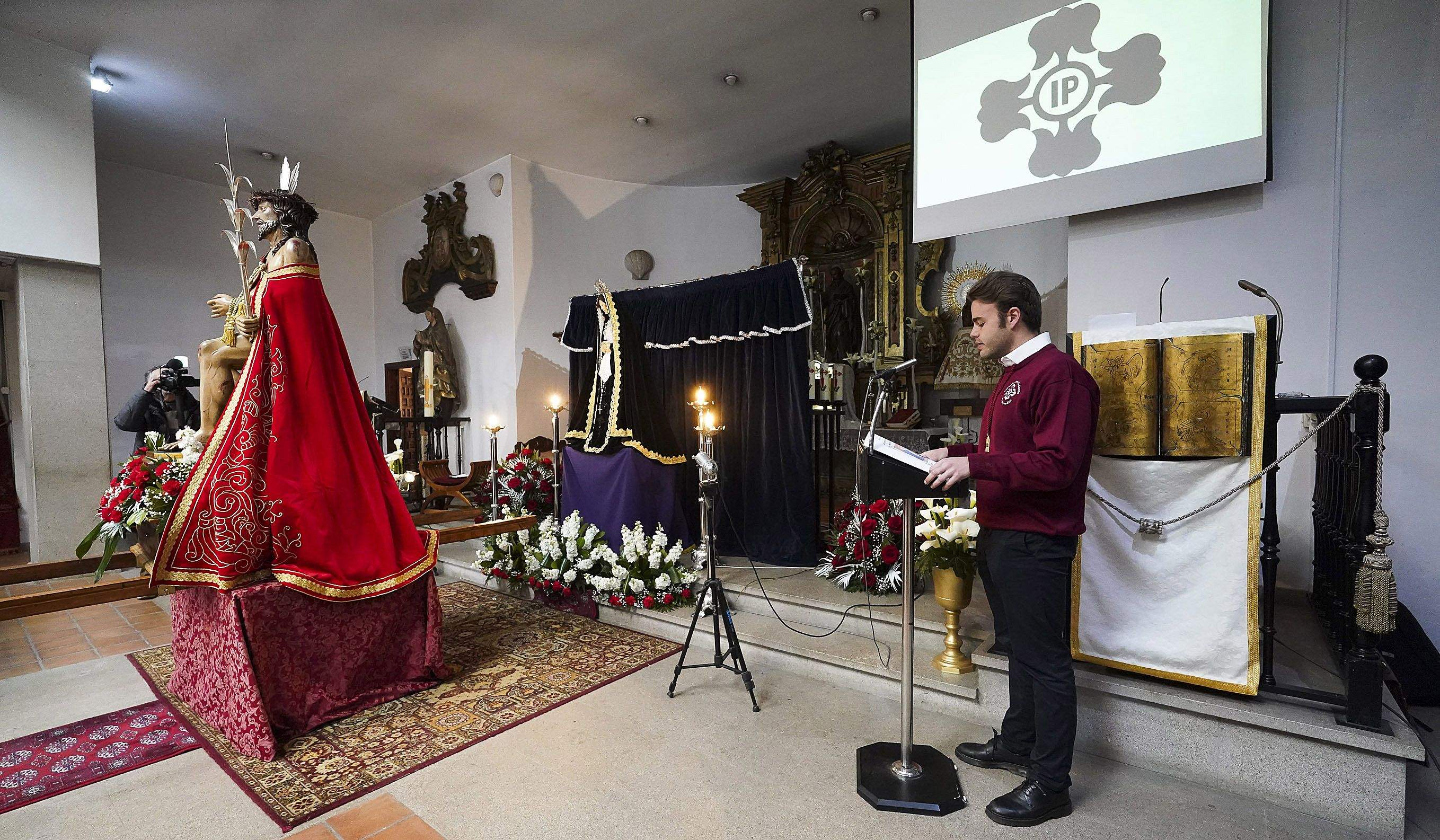 Misa de Sábado Santo na igrexa do Burgo