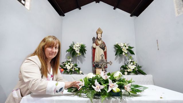 María del Carmen Ligero, en el interior de la capilla de San Cibrán, que cuida todo el año