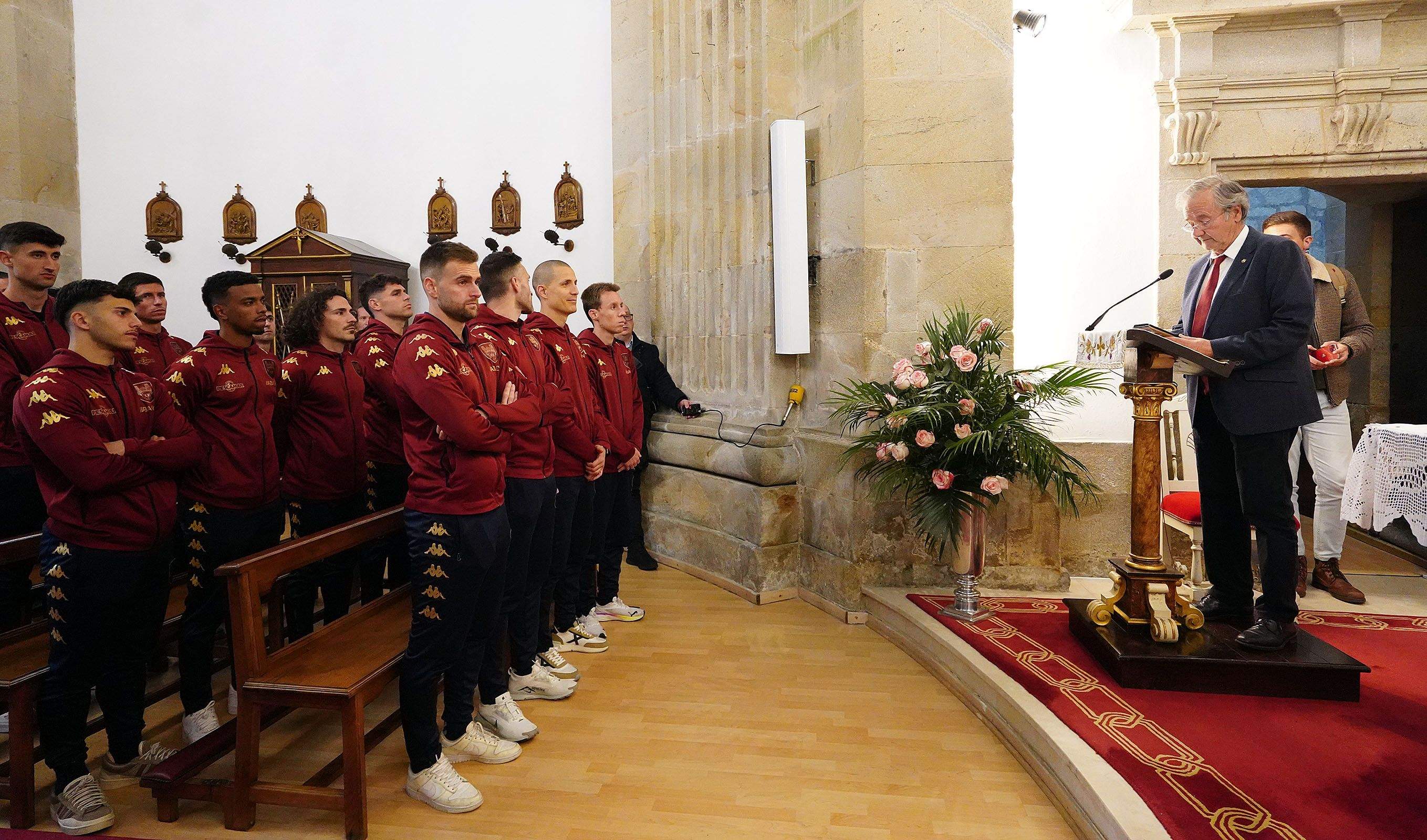 Ofrenda floral del Pontevedra CF a la Virgen Peregrina Ofrenda floral del Pontevedra CF a la Virgen Peregrina