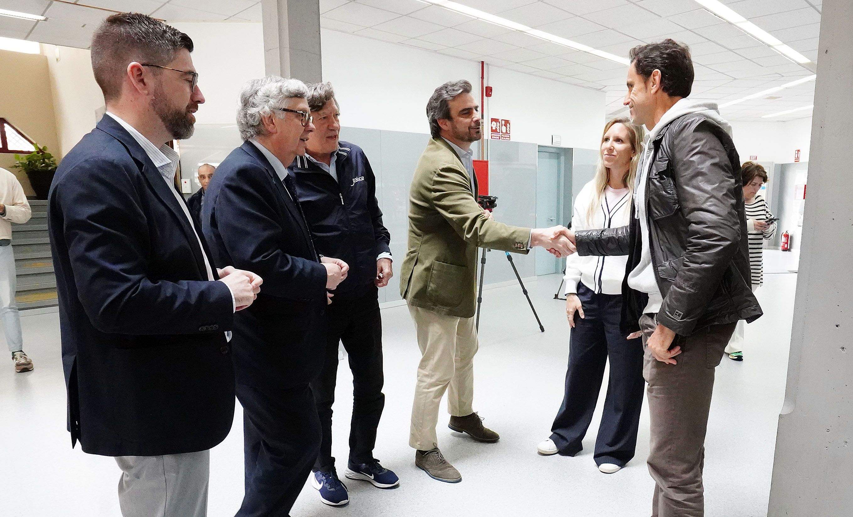 Diego Calvo saúda a Suso González, campión do mundo de remo, diante de Teresa Portela