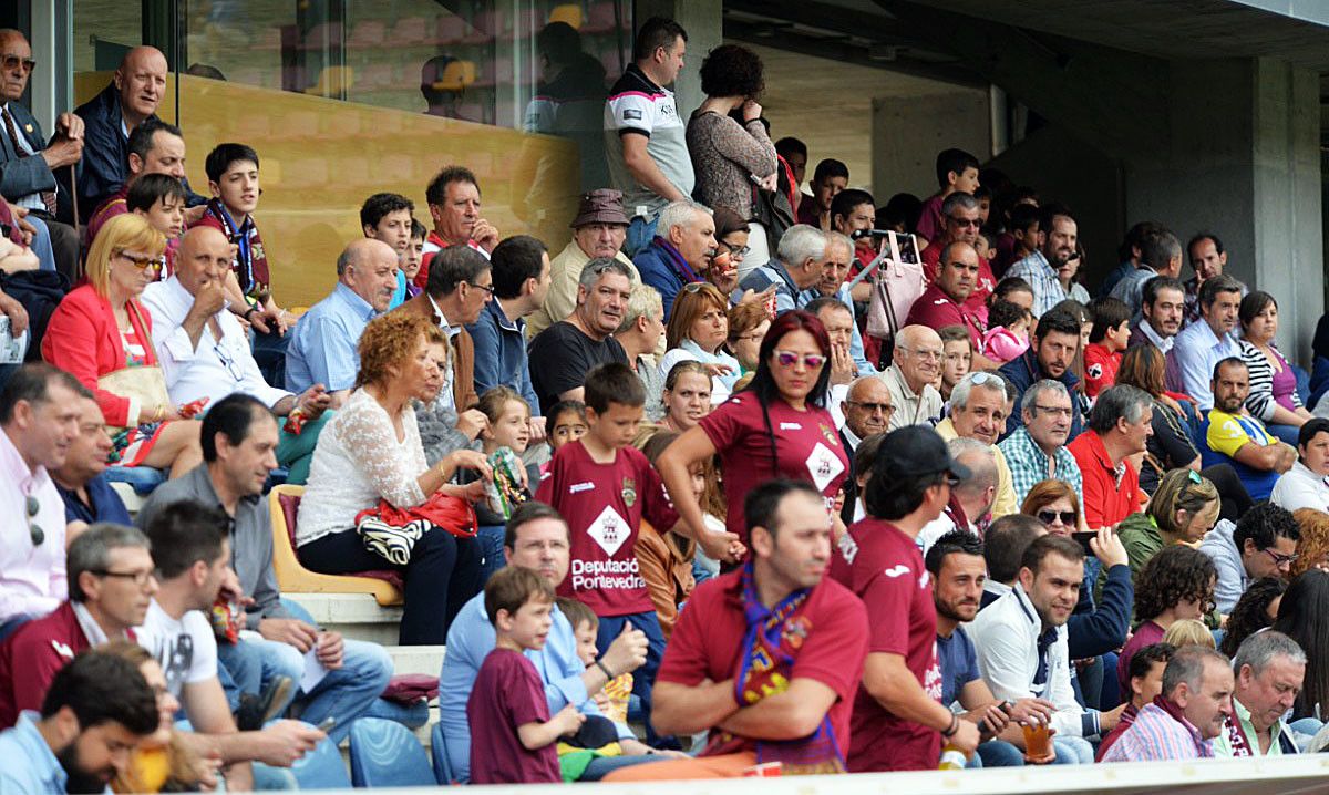 Público no Estadio de Pasarón