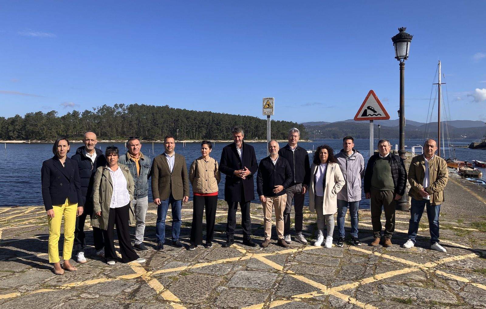 Alcaldes y concejales del PSOE en un acto contra Altri en Carril