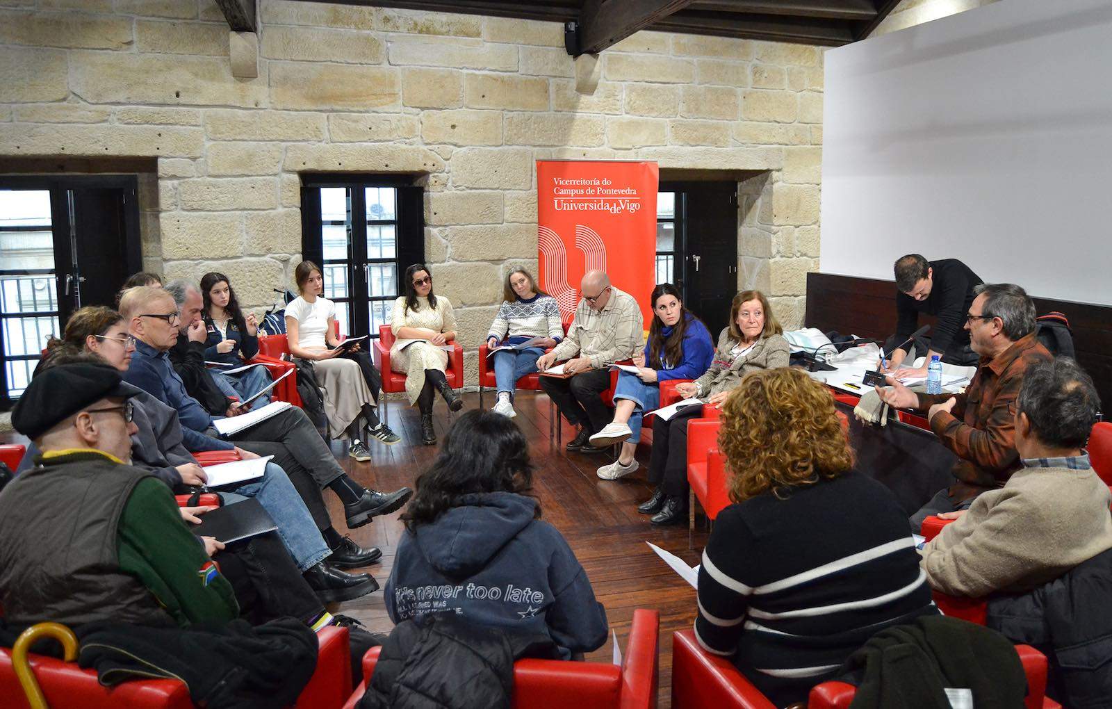 Participantes no obradoiro de teatro do campus universitario
