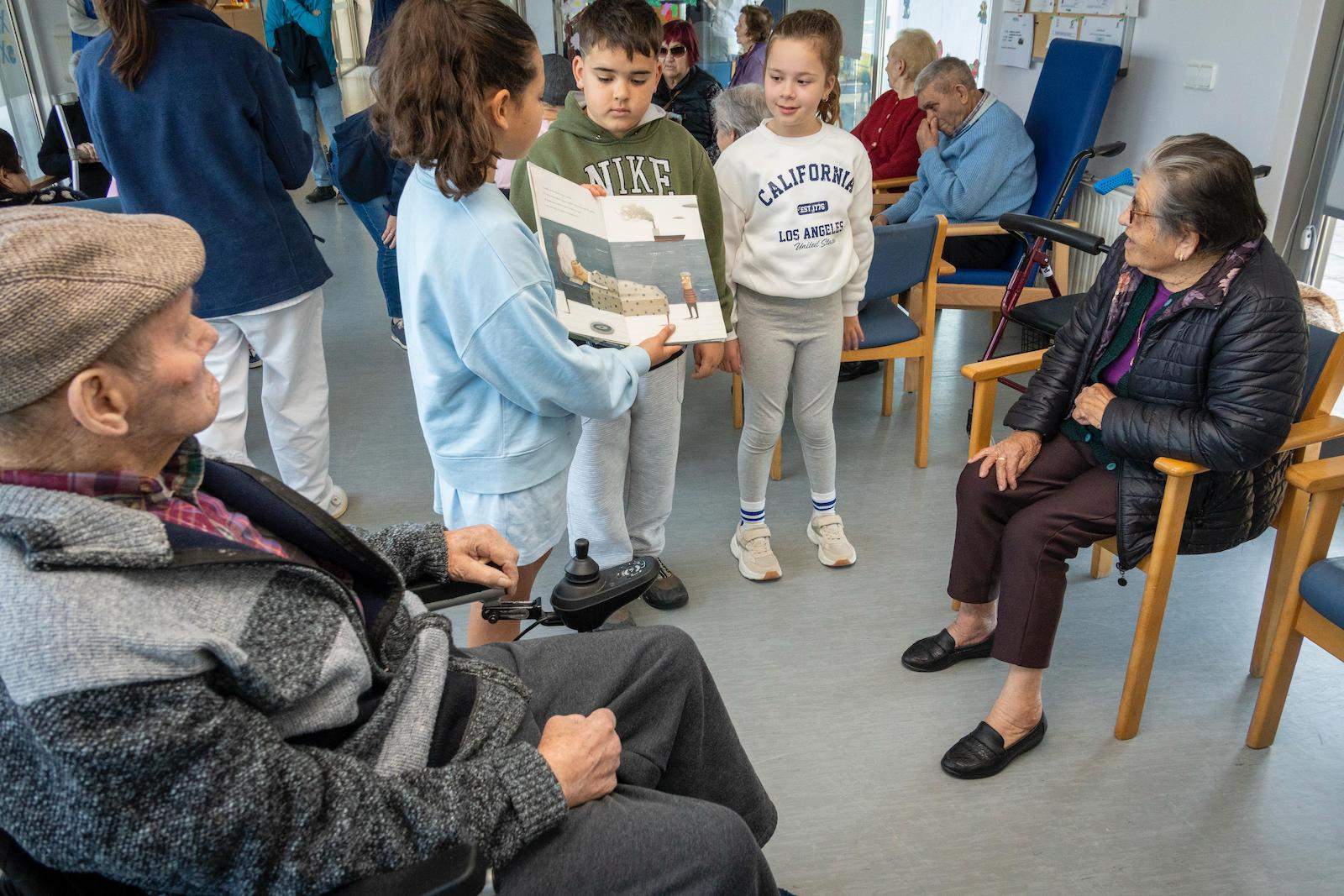 Escolares de Portonovo conmemoran o Día do Libro no centro de día de Sanxenxo