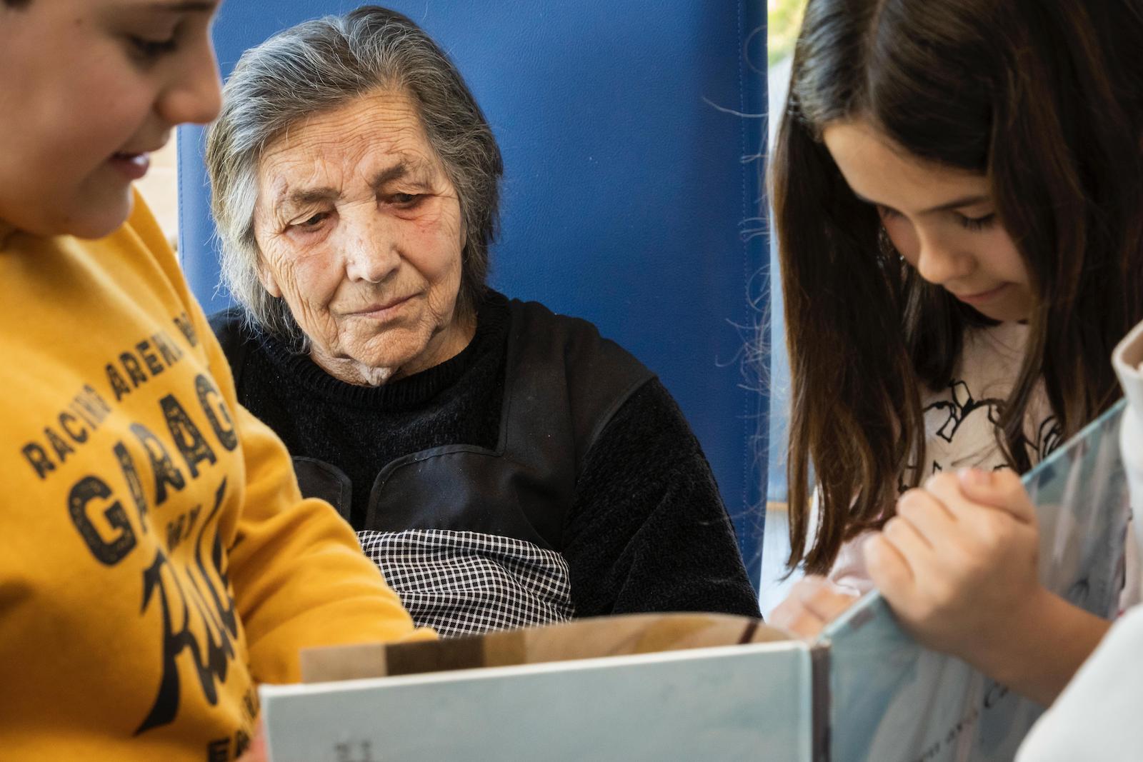 Escolares de Portonovo conmemoran o Día do Libro no centro de día de Sanxenxo