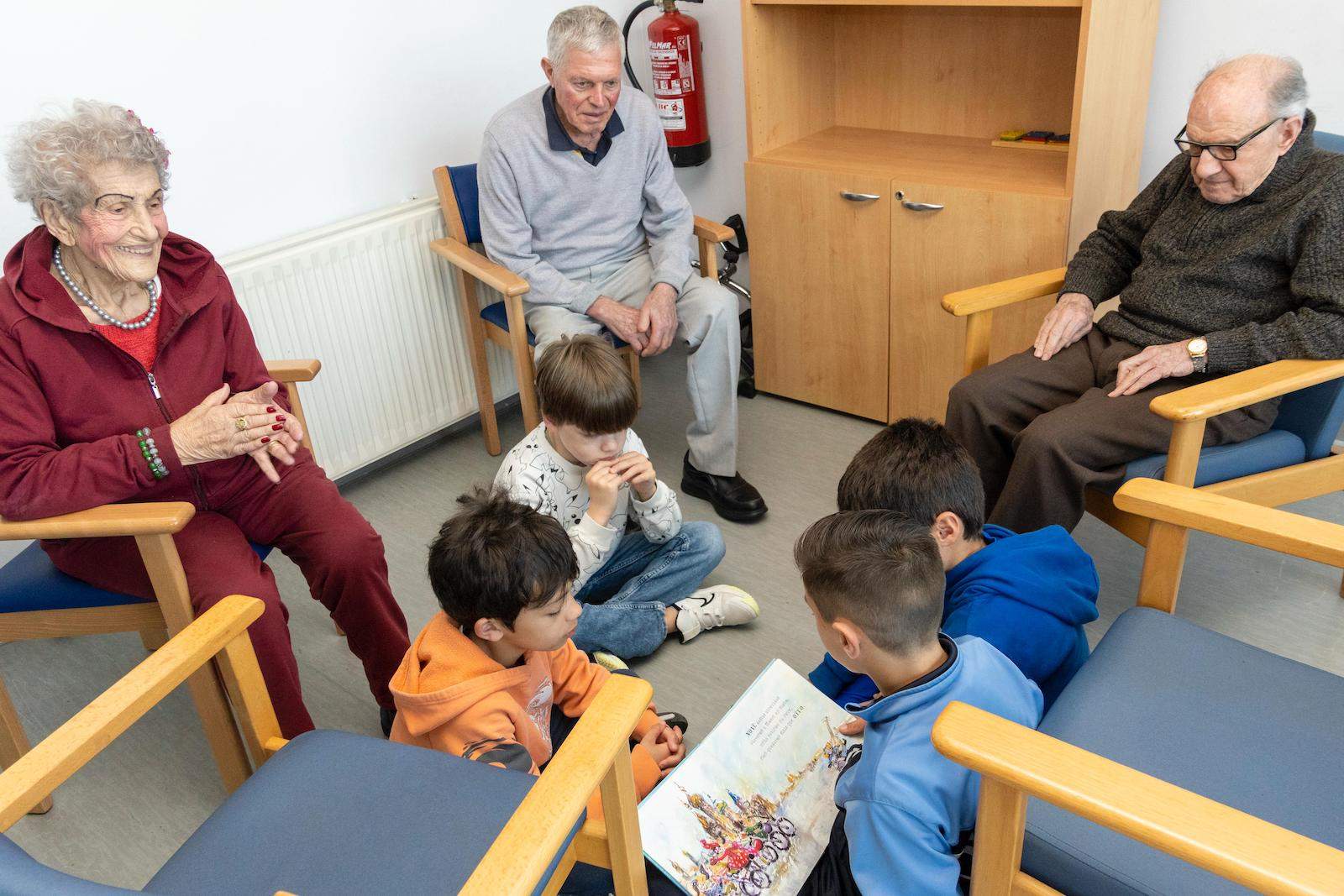 Escolares de Portonovo conmemoran o Día do Libro no centro de día de Sanxenxo