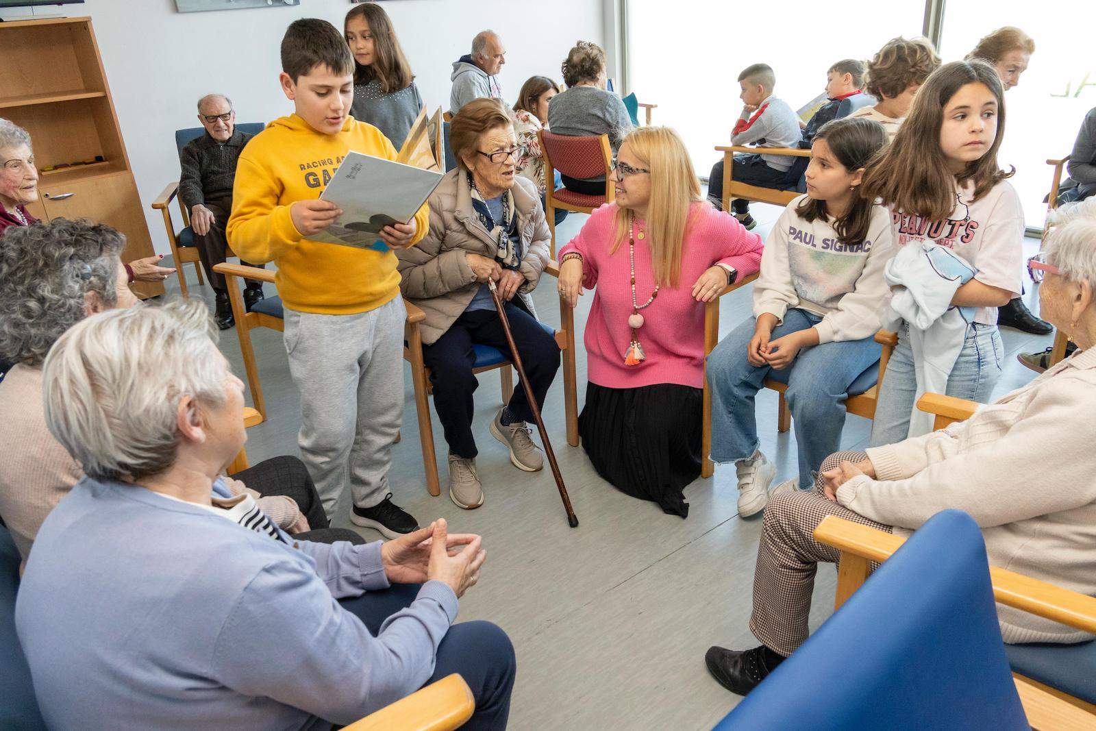Escolares de Portonovo conmemoran o Día do Libro no centro de día de Sanxenxo