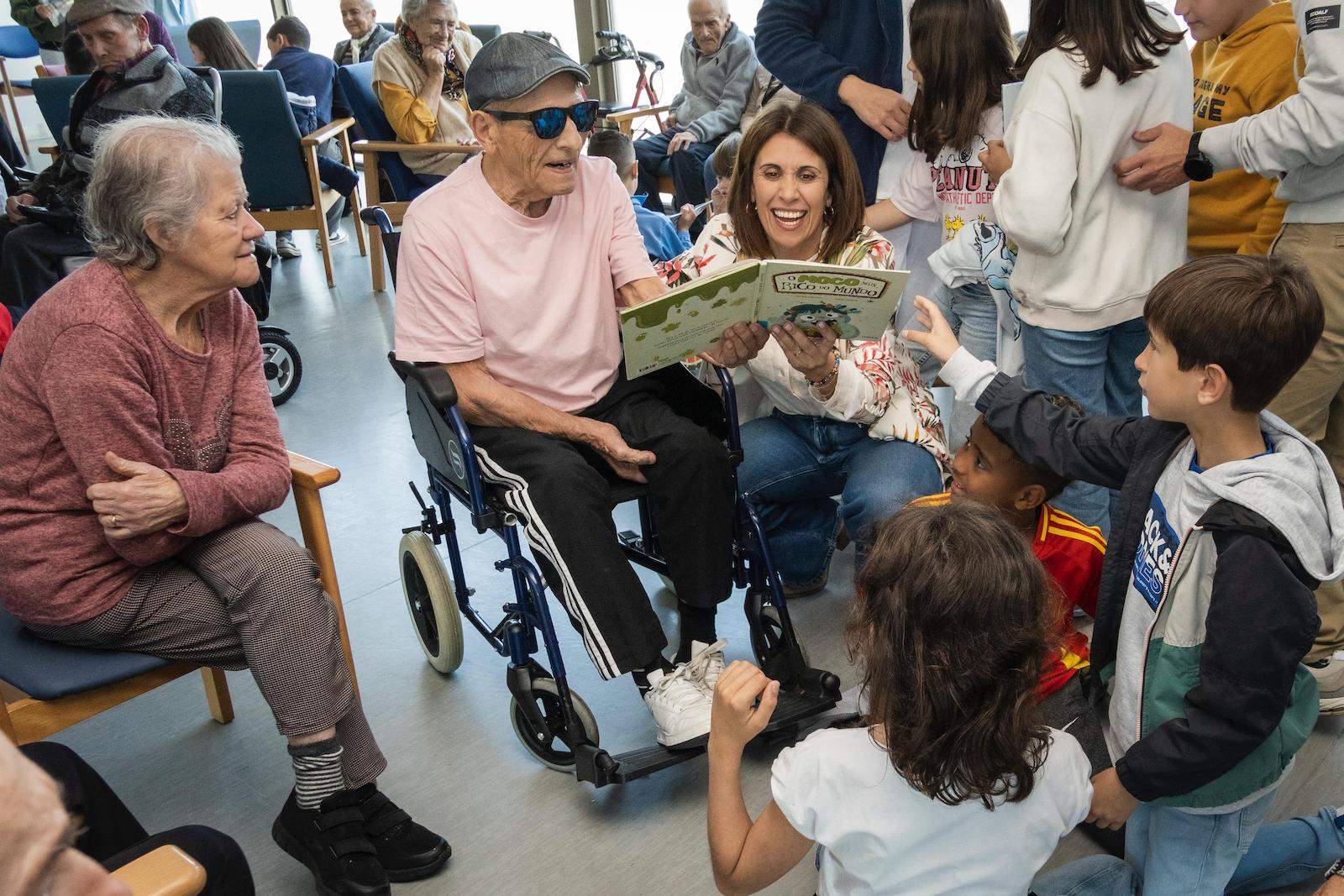 Escolares de Portonovo conmemoran o Día do Libro no centro de día de Sanxenxo