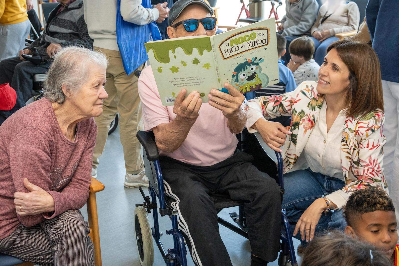 Escolares de Portonovo conmemoran o Día do Libro no centro de día de Sanxenxo