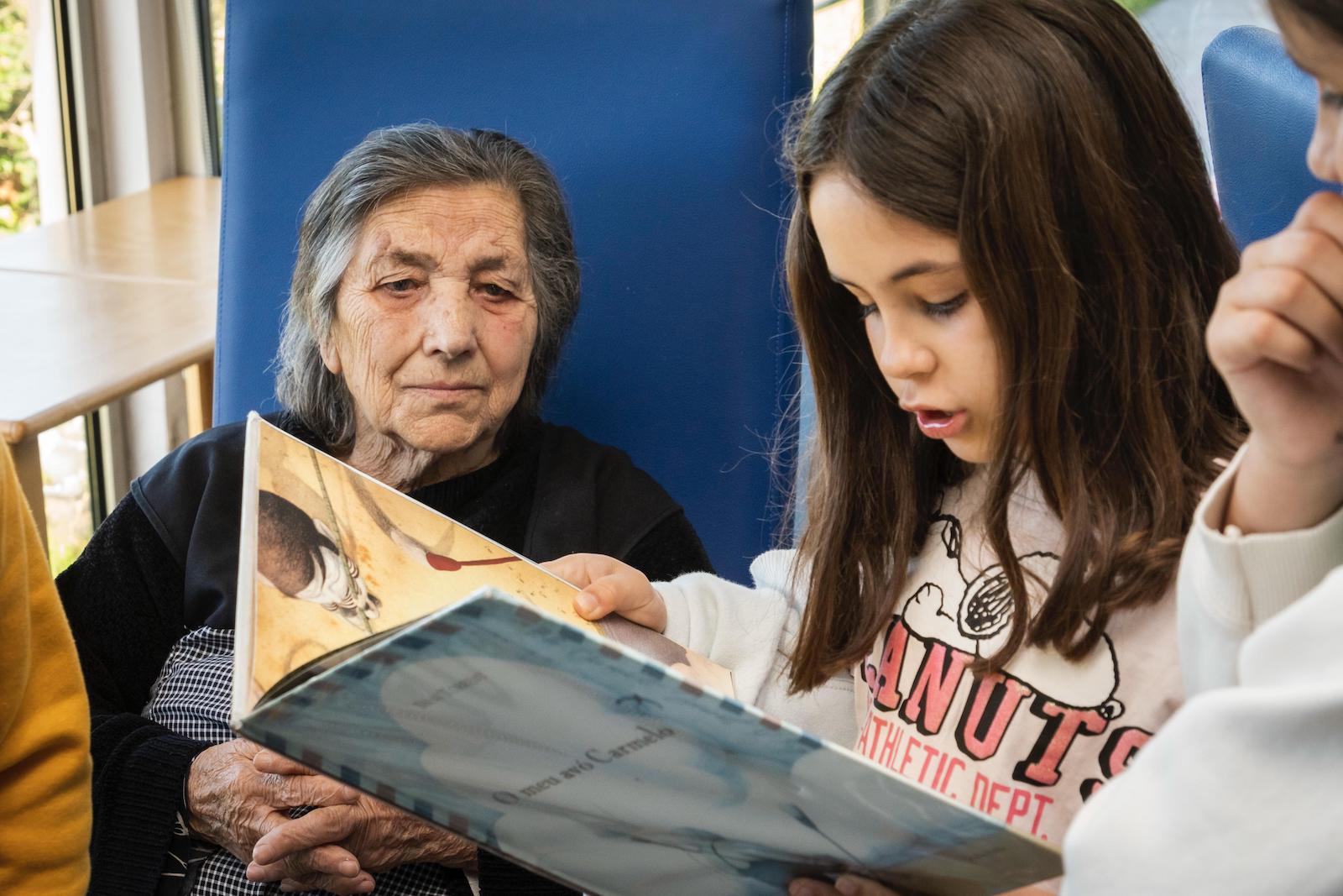 Escolares de Portonovo conmemoran o Día do Libro no centro de día de Sanxenxo