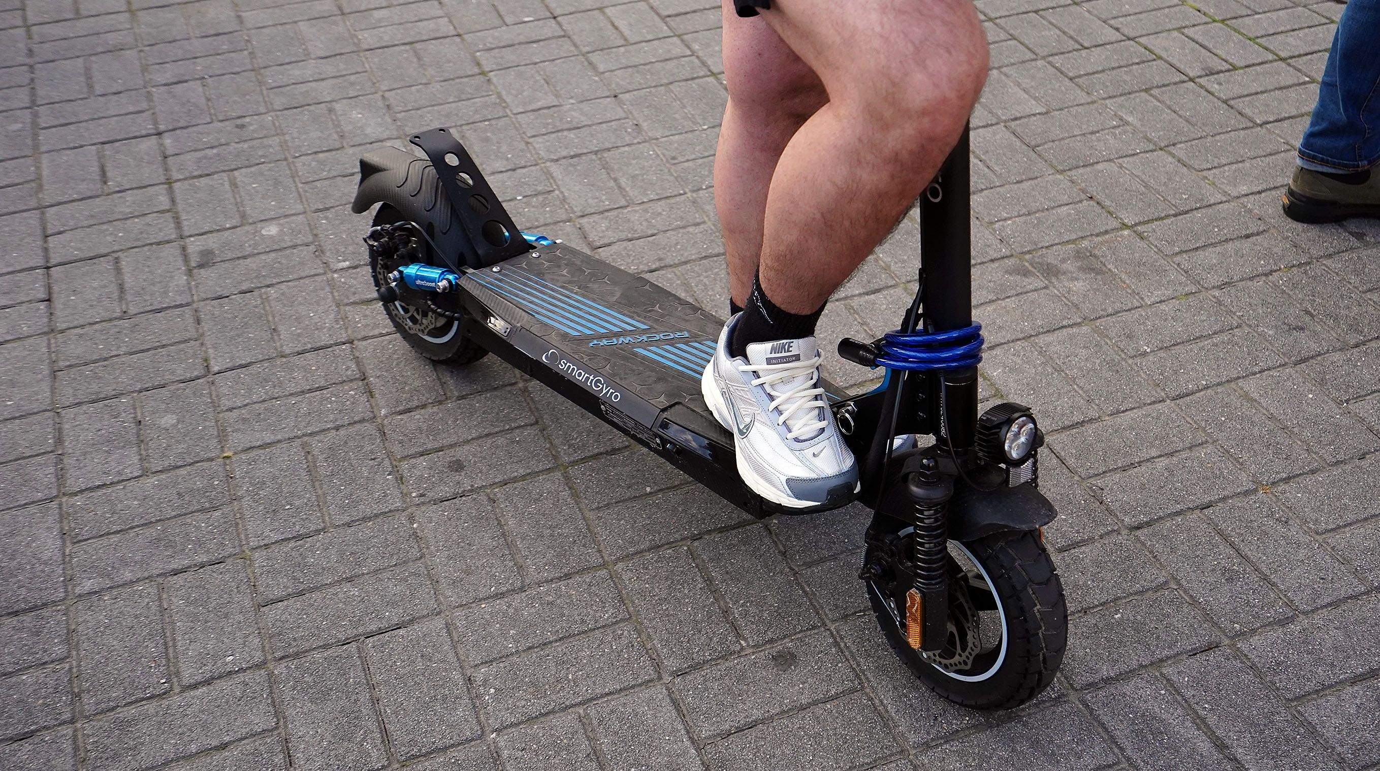 Unha persoa nun patinete eléctrico