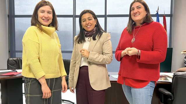 Belén Regueira, Emma Torres e Natalia Puga na Facultade de Comunicación