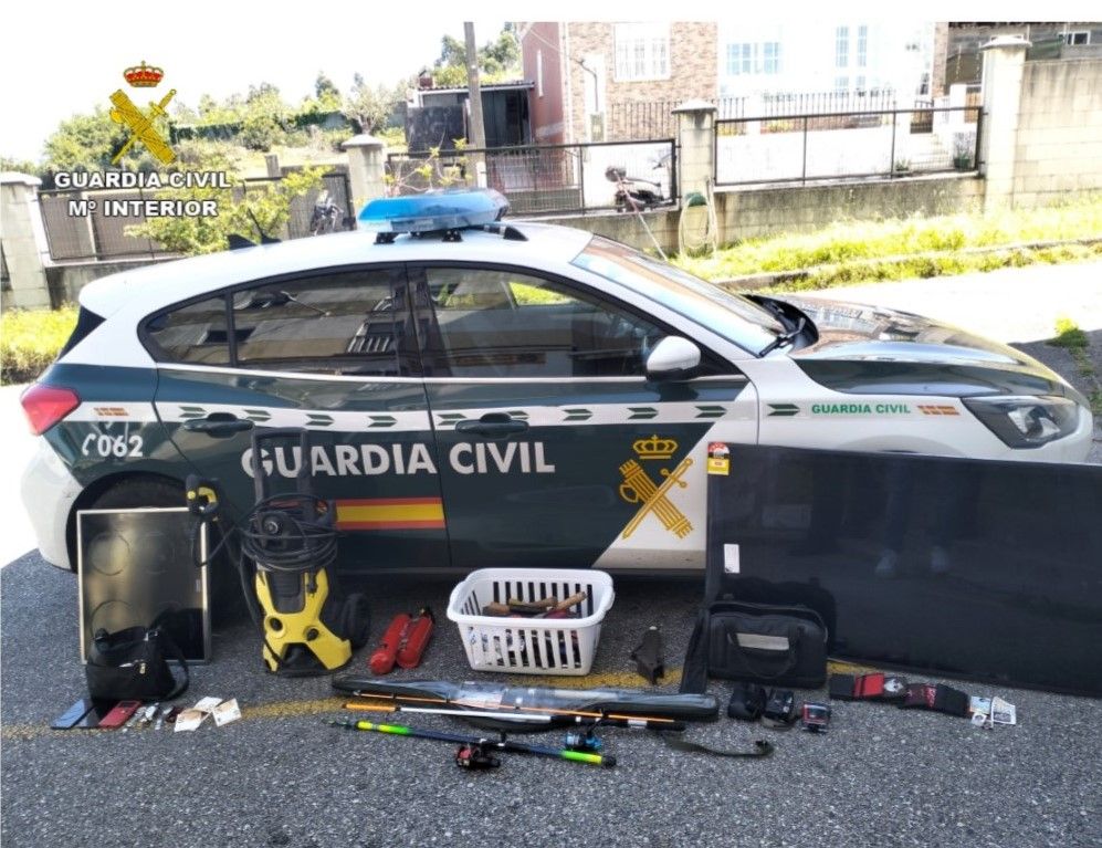 Objetos recuperados por la Guardia Civil de O Grove en la llamada Operación Carretilla
