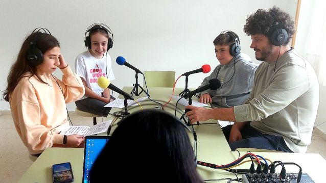 Touriñán es entrevistado en la radio del CEIP de Marcón Touriñán es entrevistado en la radio del CEIP de Marcón